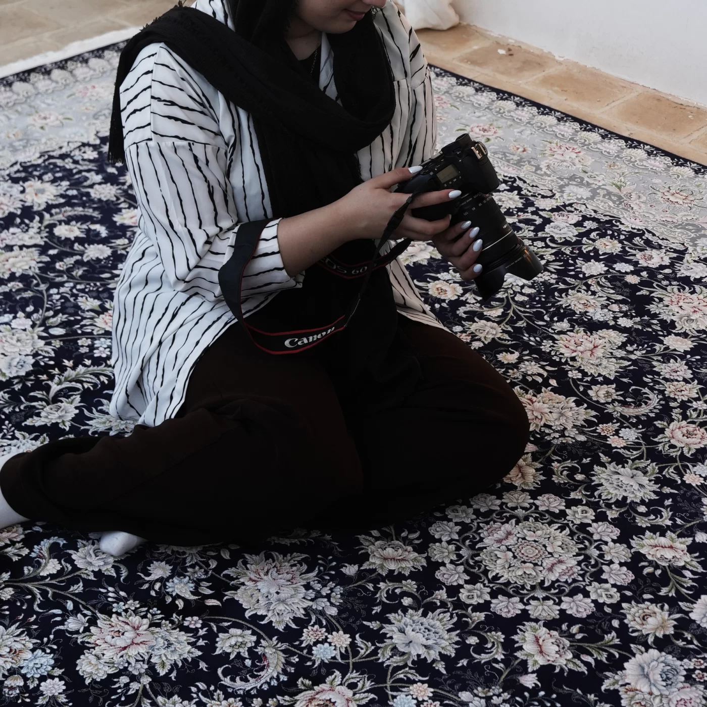 فرش ماشینی 1200 شانه تراکم 3600 گل برجسته طرح رزیتا سرمه ای