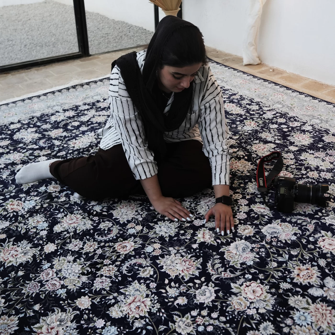 فرش ماشینی 1200 شانه تراکم 3600 گل برجسته طرح رزیتا سرمه ای