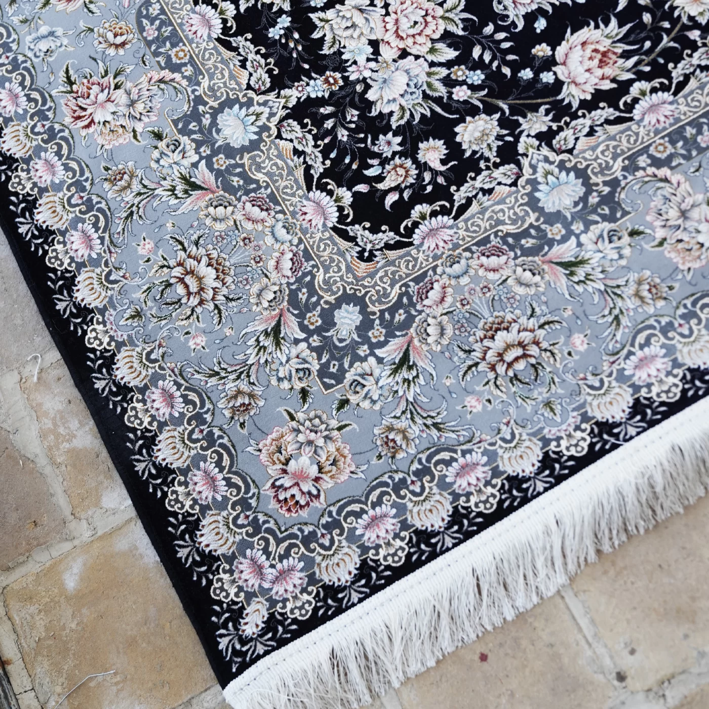 فرش ماشینی 1200 شانه تراکم 3600 گل برجسته طرح رزیتا سرمه ای