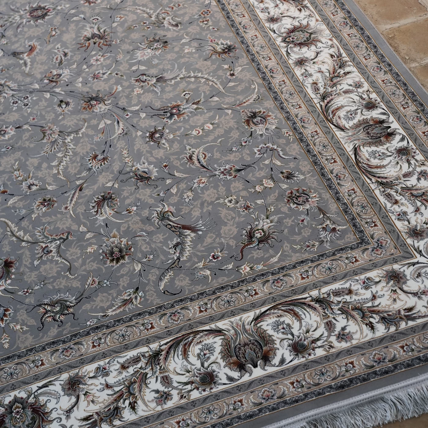 فرش ماشینی 1200 شانه تراکم 3600 گل برجسته طرح سماع نقره ای