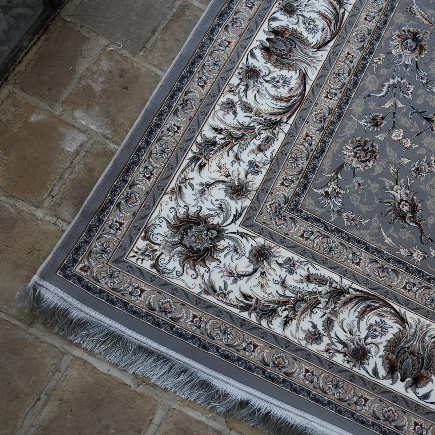 فرش ماشینی 1200 شانه تراکم 3600 گل برجسته طرح سماع نقره ای