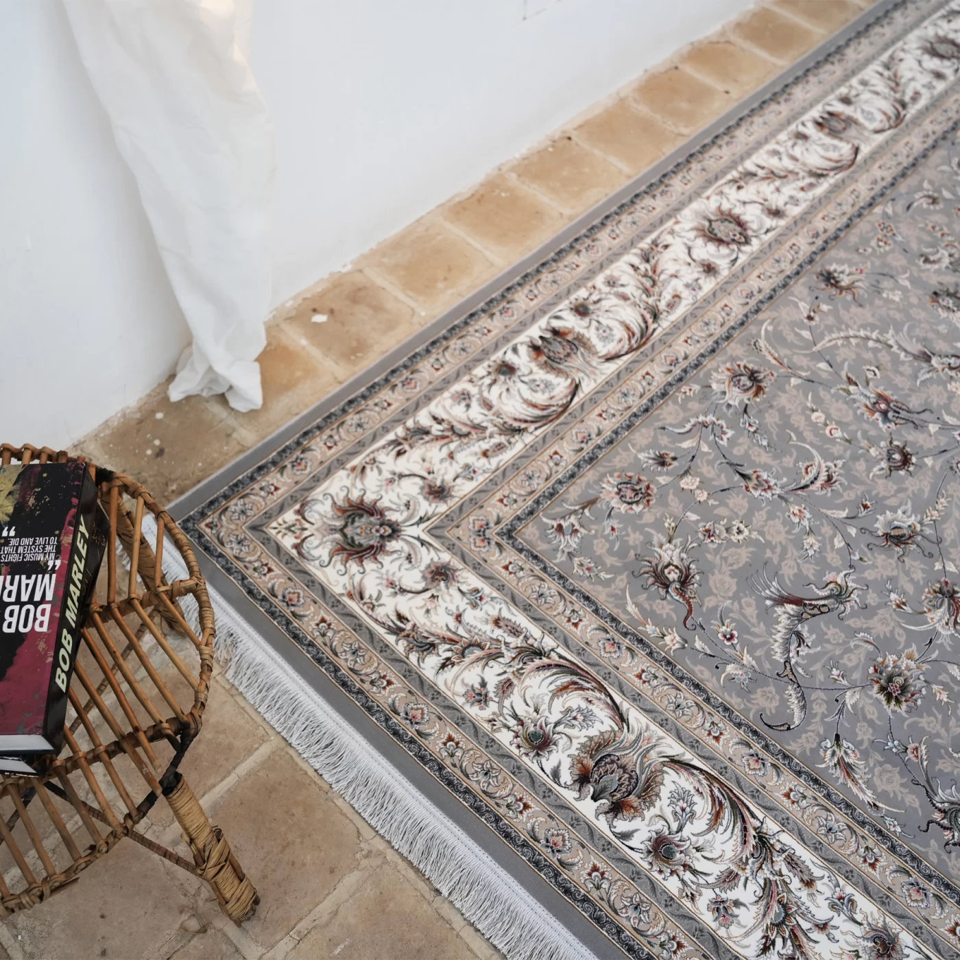 فرش ماشینی 1200 شانه تراکم 3600 گل برجسته طرح سماع نقره ای