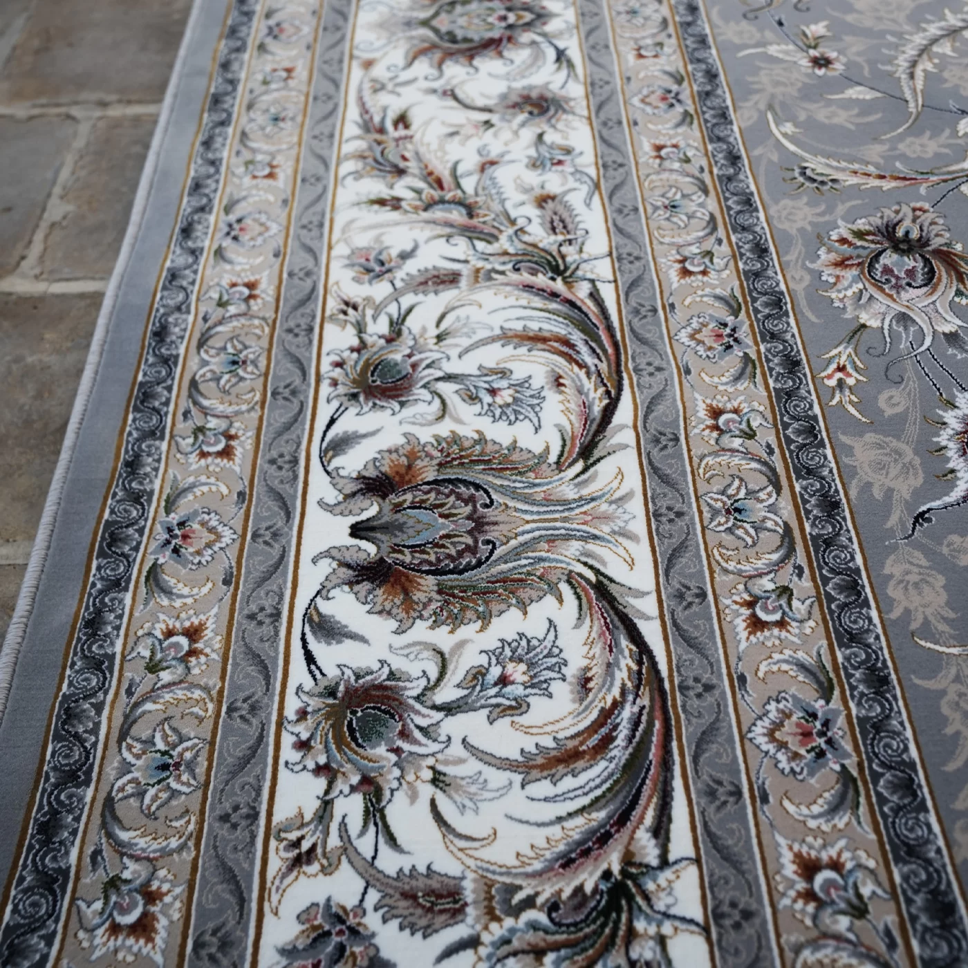 فرش ماشینی 1200 شانه تراکم 3600 گل برجسته طرح سماع نقره ای