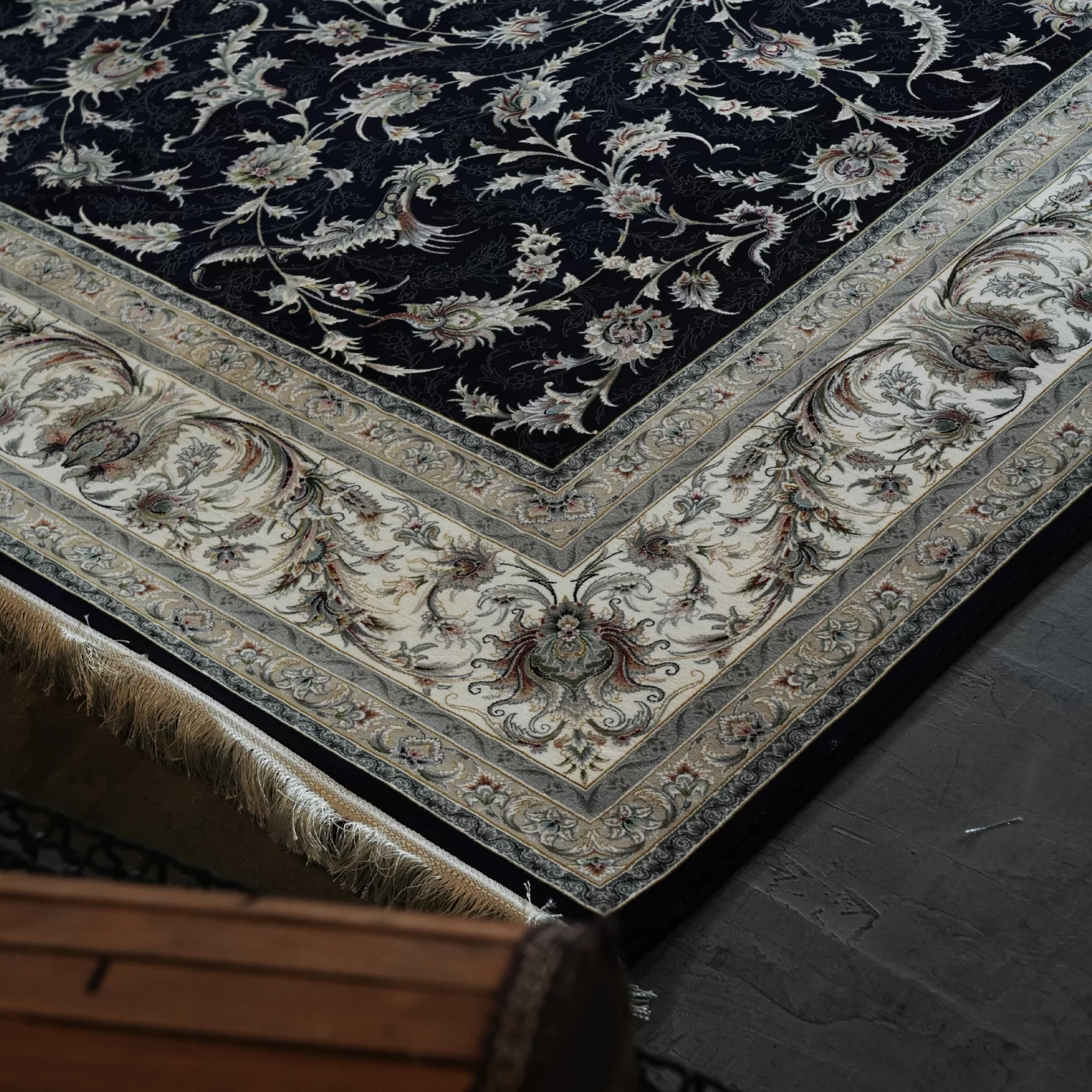 فرش ماشینی 1200 شانه تراکم 3600 گل برجسته طرح سماع سرمه ای