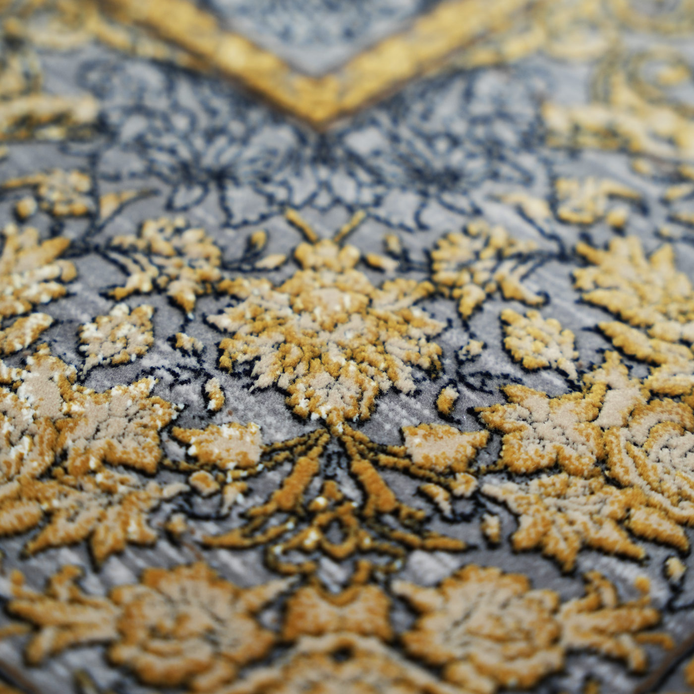  فرش ماشینی ۱۲۰۰ شانه تراکم ۳۶۰۰ گل برجسته طرح سوین دلفینی