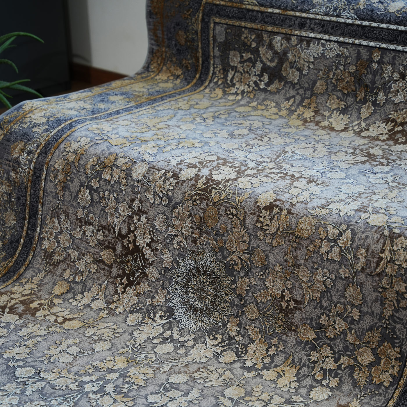  فرش ماشینی ۱۲۰۰ شانه تراکم ۳۶۰۰ گل برجسته طرح سوین دلفینی