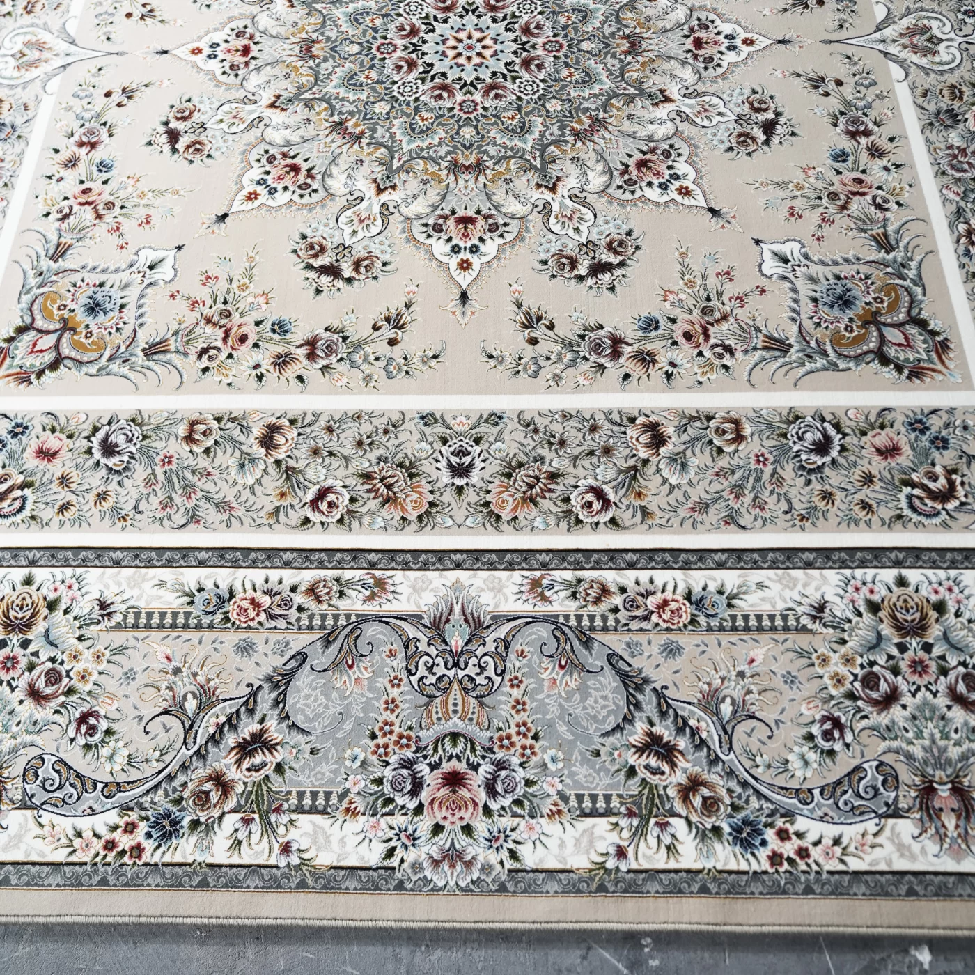 فرش ماشینی 1200 شانه تراکم 3600 گل برجسته طرح شور انگیز بژ