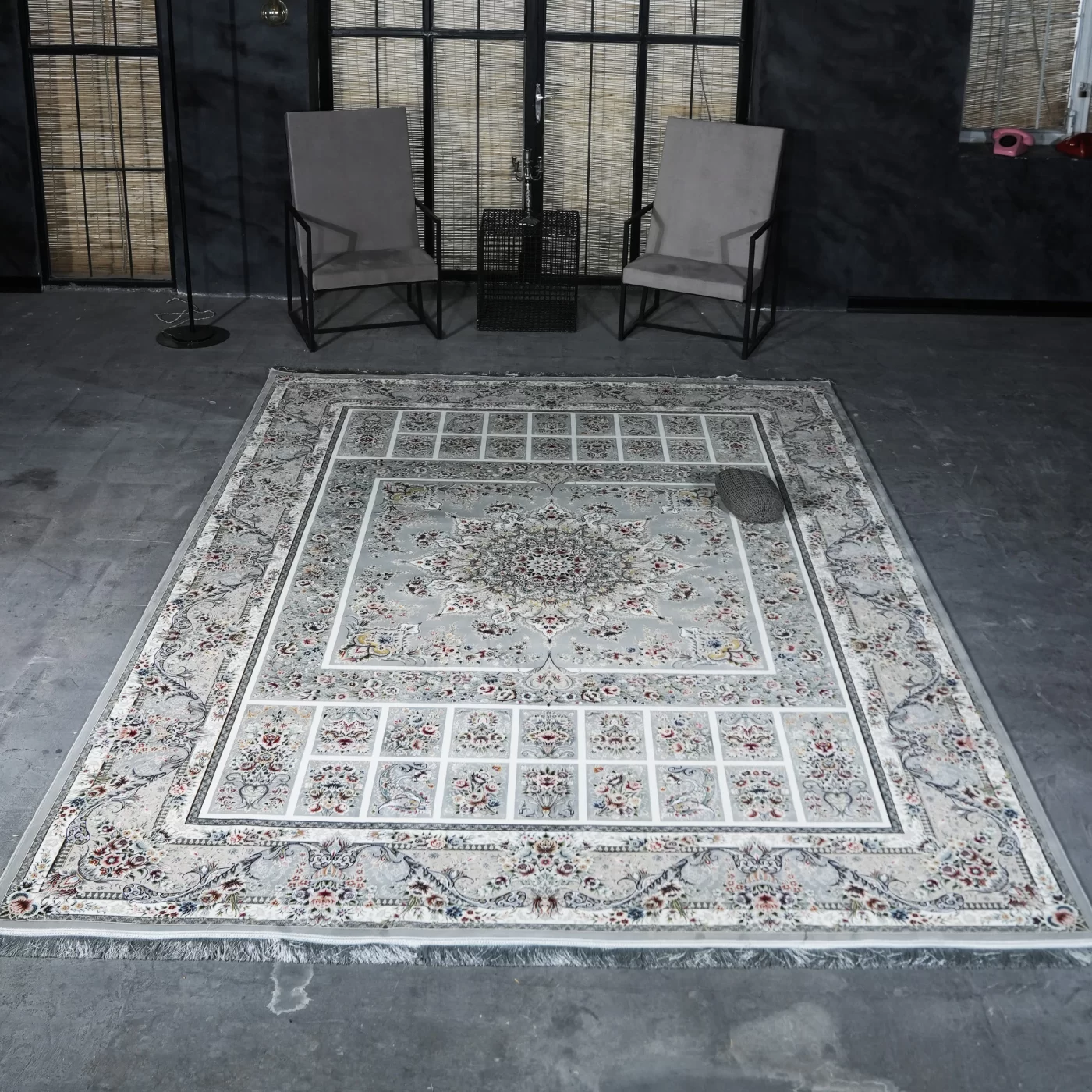 فرش ماشینی 1200 شانه تراکم 3600 گل برجسته طرح شور انگیز نقره ای