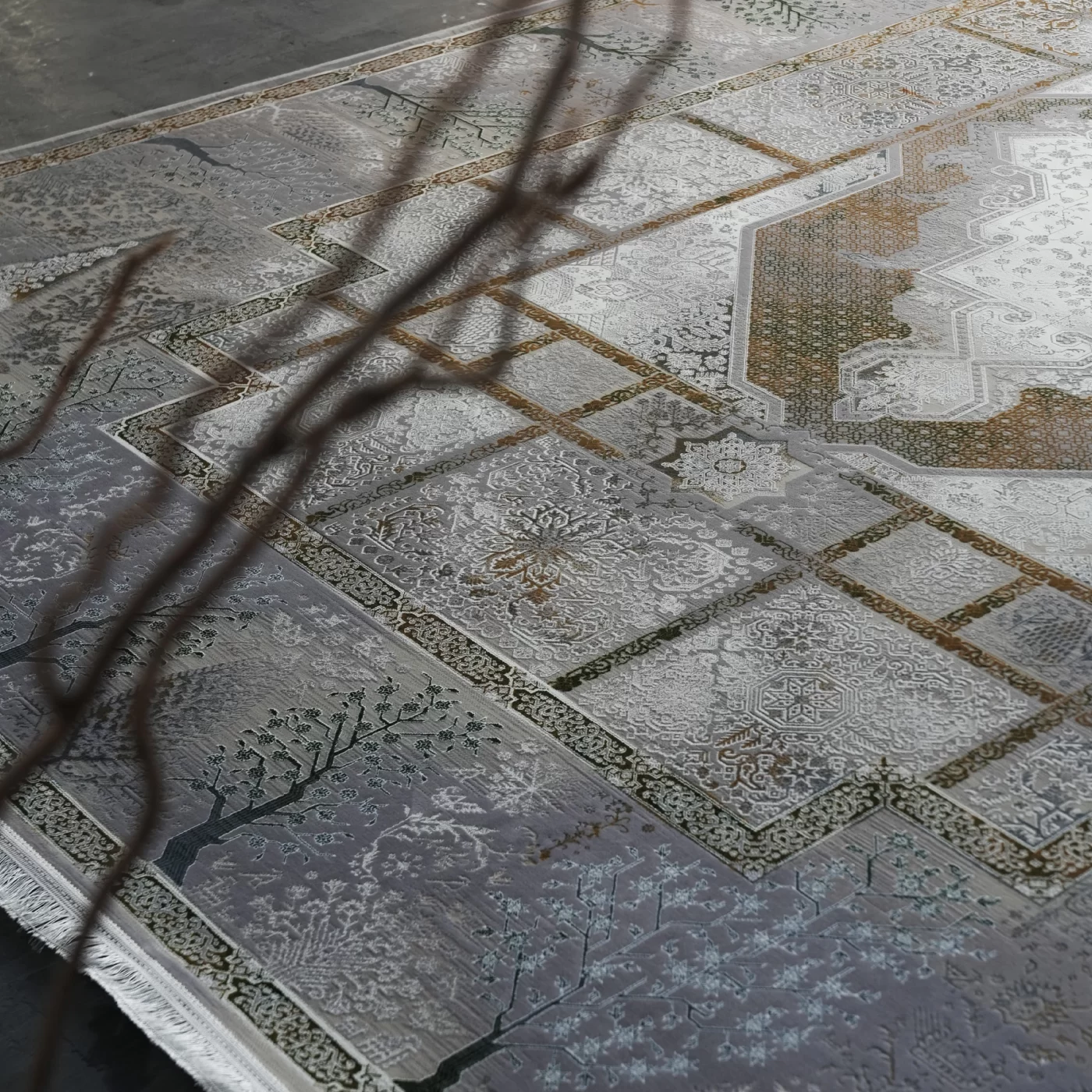 فرش ماشینی 1200 شانه تراکم 3600 گل برجسته طرح سپیدار بژ