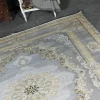 فرش ماشینی 1200 شانه تراکم 3600 گل برجسته طرح ویکتوریا نقره ای