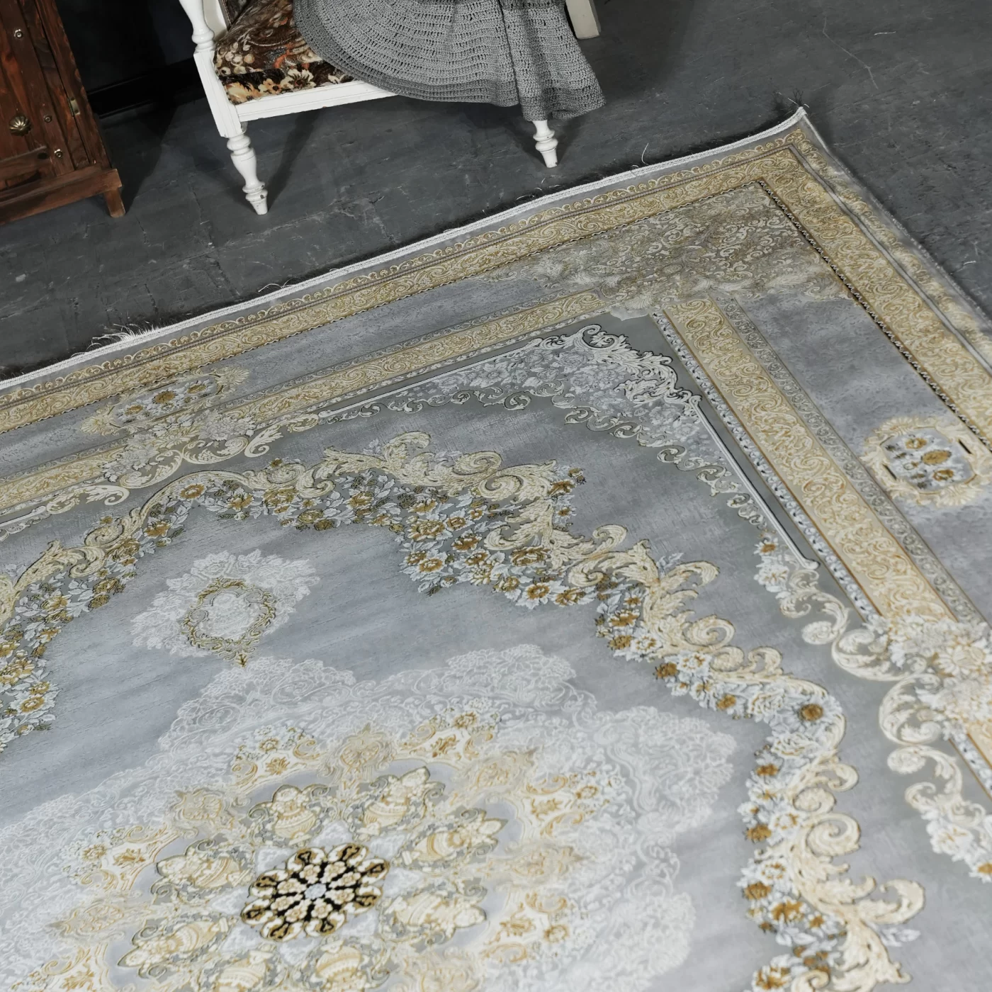 فرش ماشینی 1200 شانه تراکم 3600 گل برجسته طرح ویکتوریا نقره ای