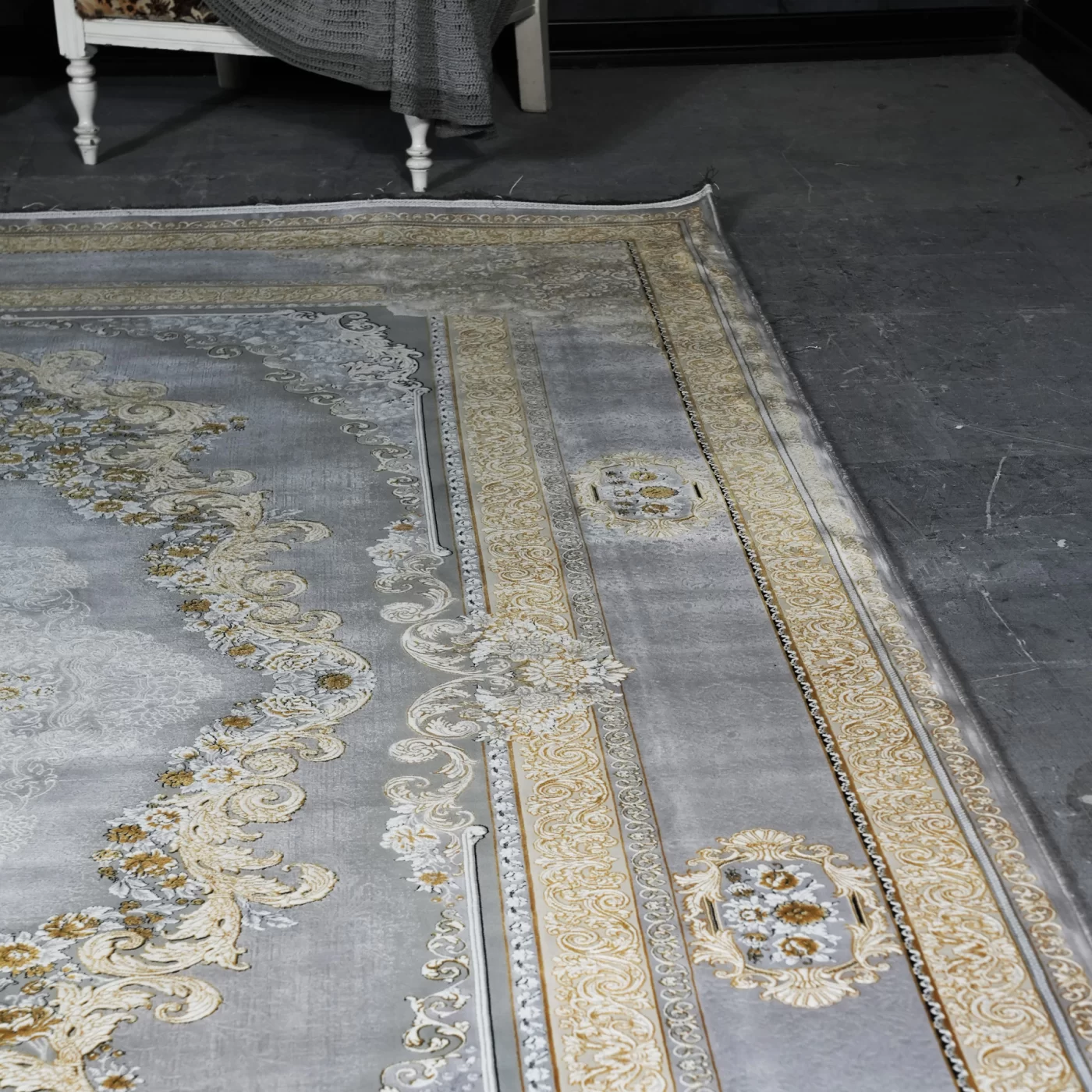 فرش ماشینی 1200 شانه تراکم 3600 گل برجسته طرح ویکتوریا نقره ای