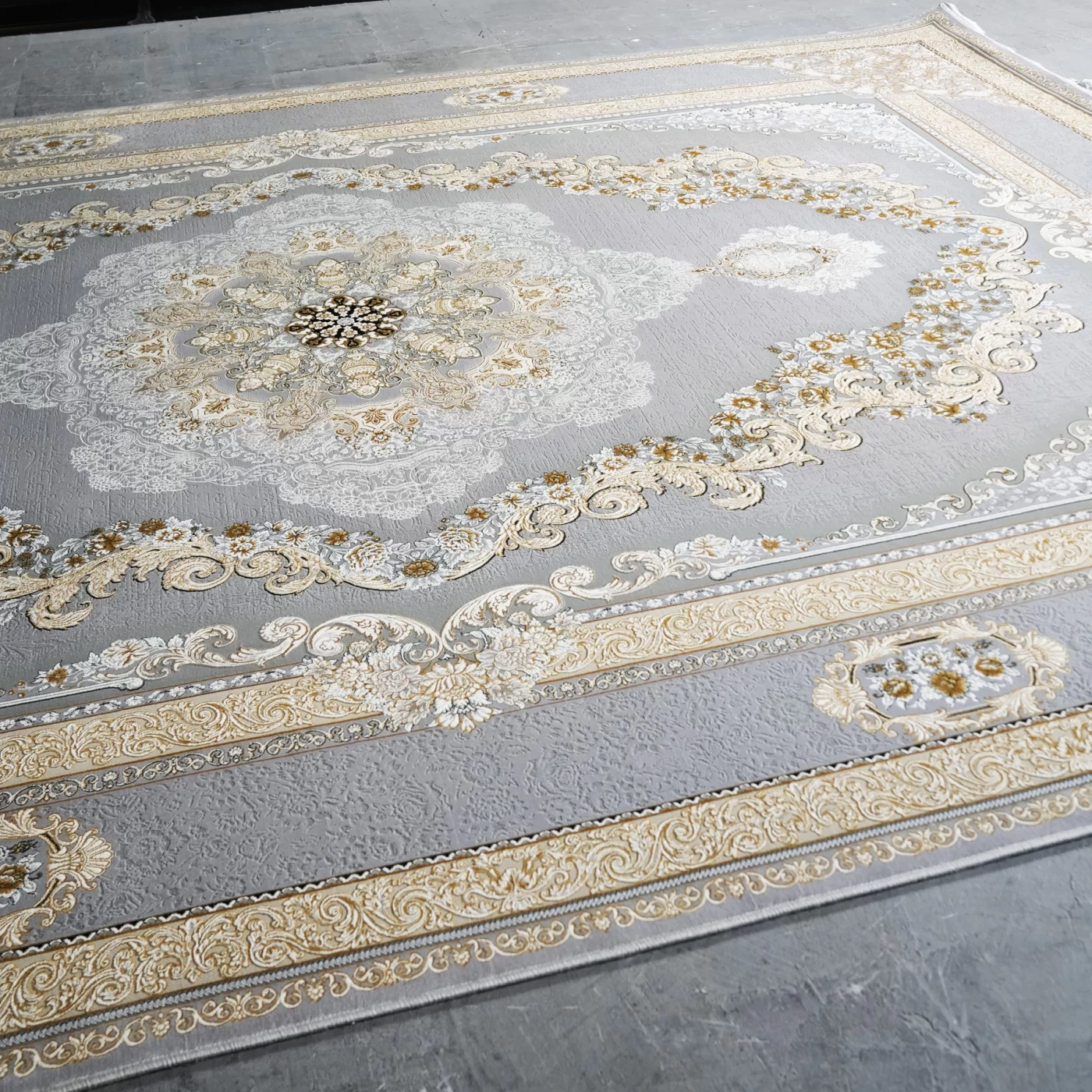 فرش ماشینی 1200 شانه تراکم 3600 گل برجسته طرح ویکتوریا نقره ای