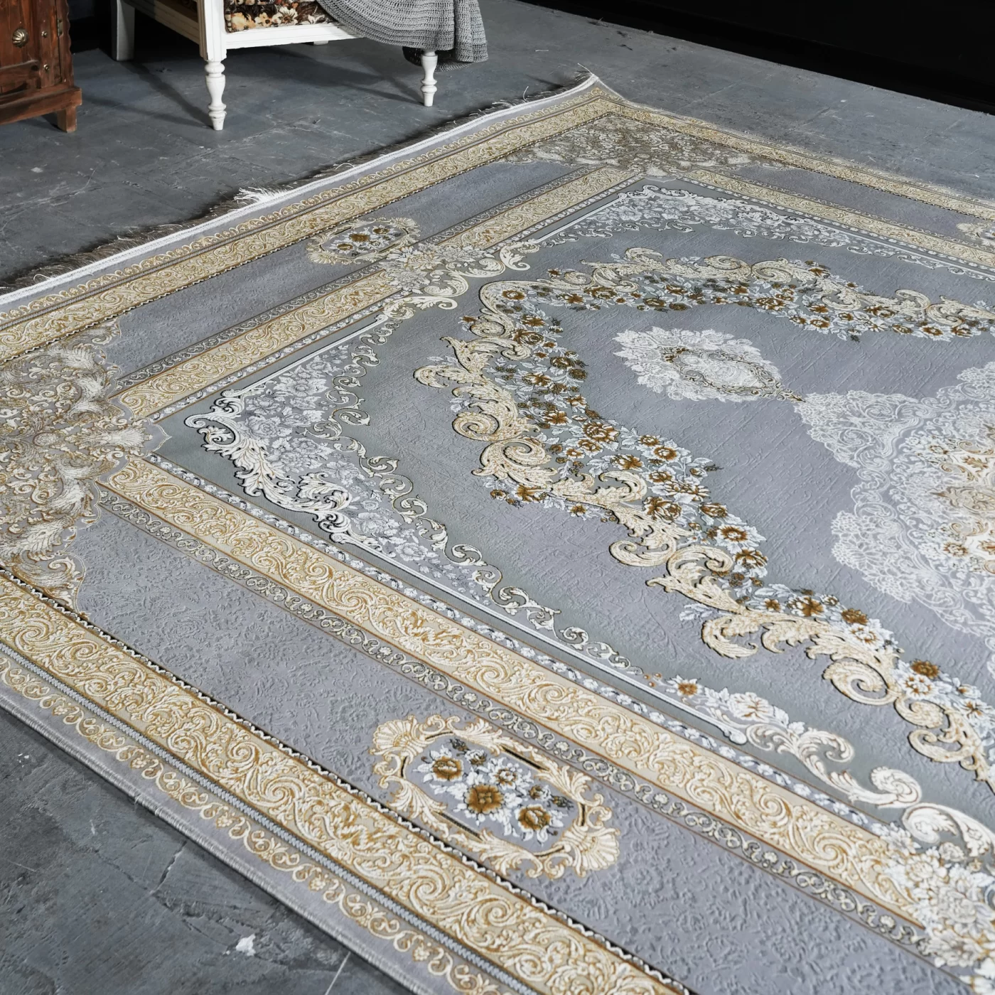 فرش ماشینی 1200 شانه تراکم 3600 گل برجسته طرح ویکتوریا نقره ای