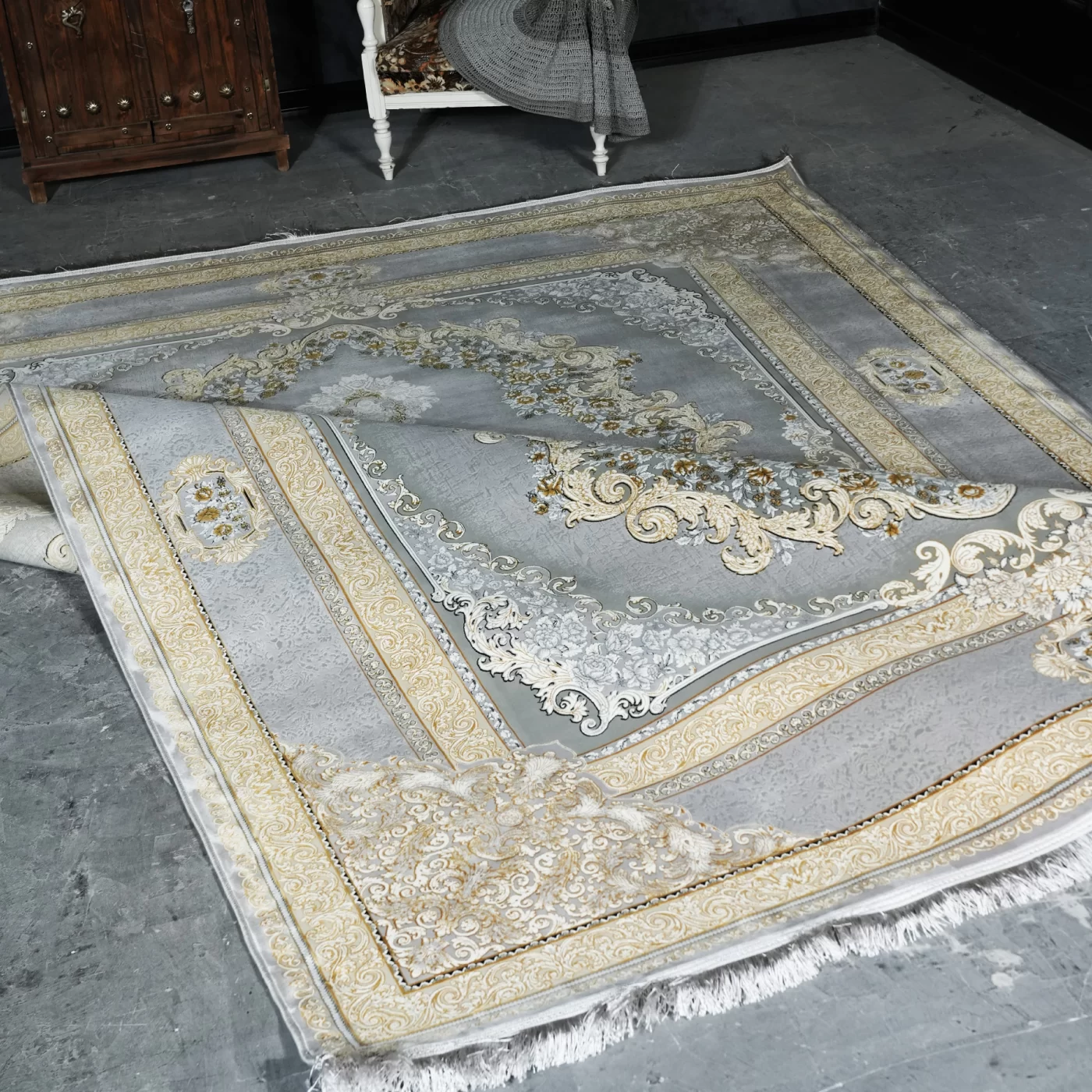 فرش ماشینی 1200 شانه تراکم 3600 گل برجسته طرح ویکتوریا نقره ای