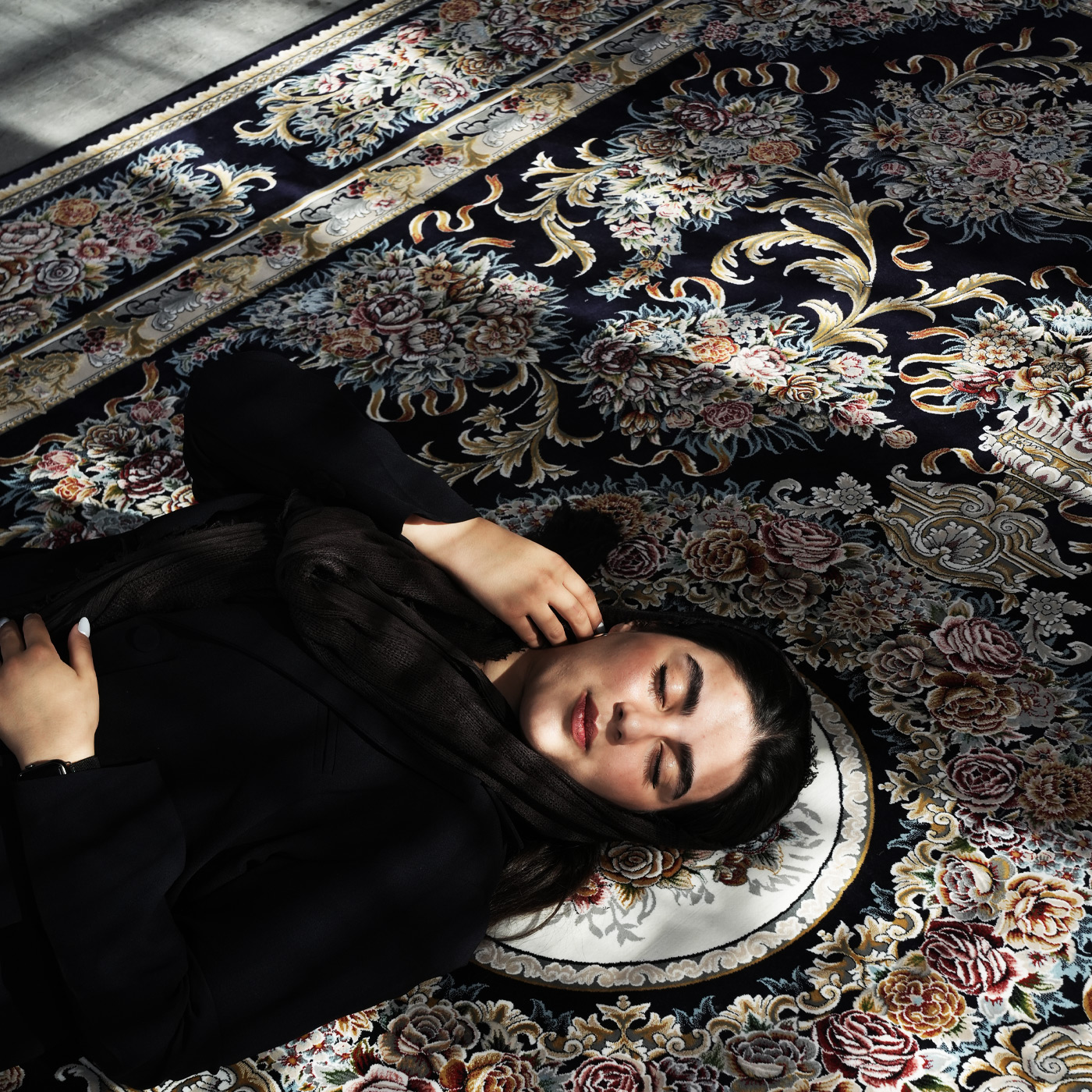 فرش ماشینی 1200 شانه تراکم 3600 گل برجسته طرح ویولت سرمه ای