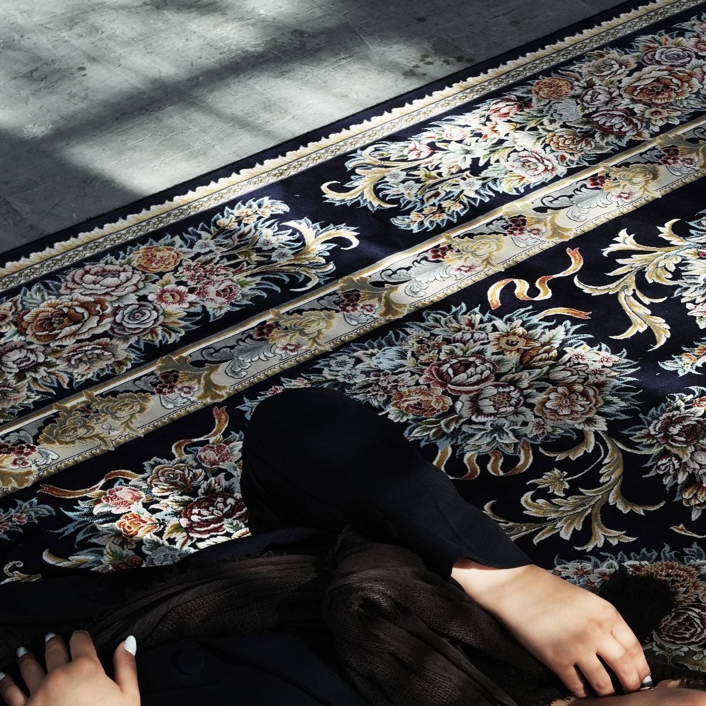 فرش ماشینی 1200 شانه تراکم 3600 گل برجسته طرح ویولت سرمه ای