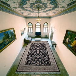 فرش ماشینی ۱۲۰۰ شانه تراکم ۳۶۰۰ گل برجسته طرح یاشار سرمه ای - بازارفرش - فرش 1200 شانه