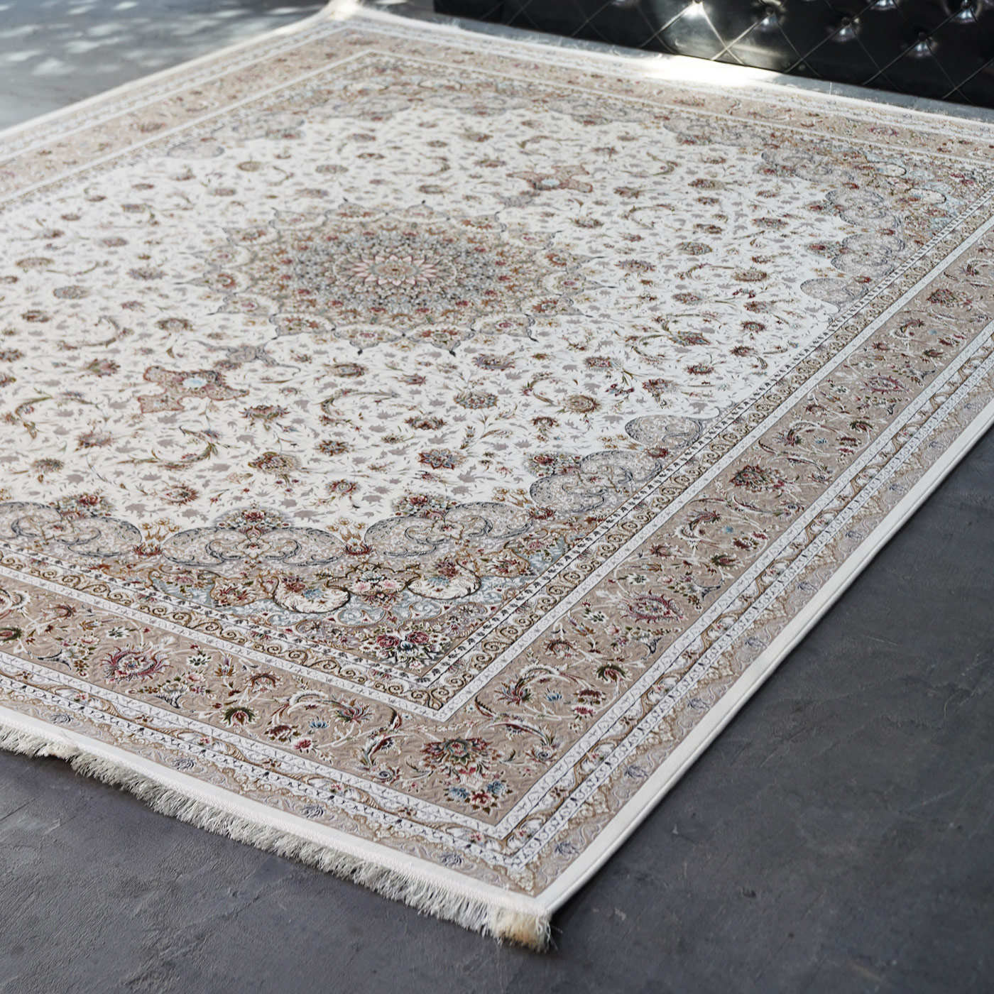 فرش ماشینی 1500 شانه تراکم 4500 برجسته طرح فروغ کرم حاشیه بژ