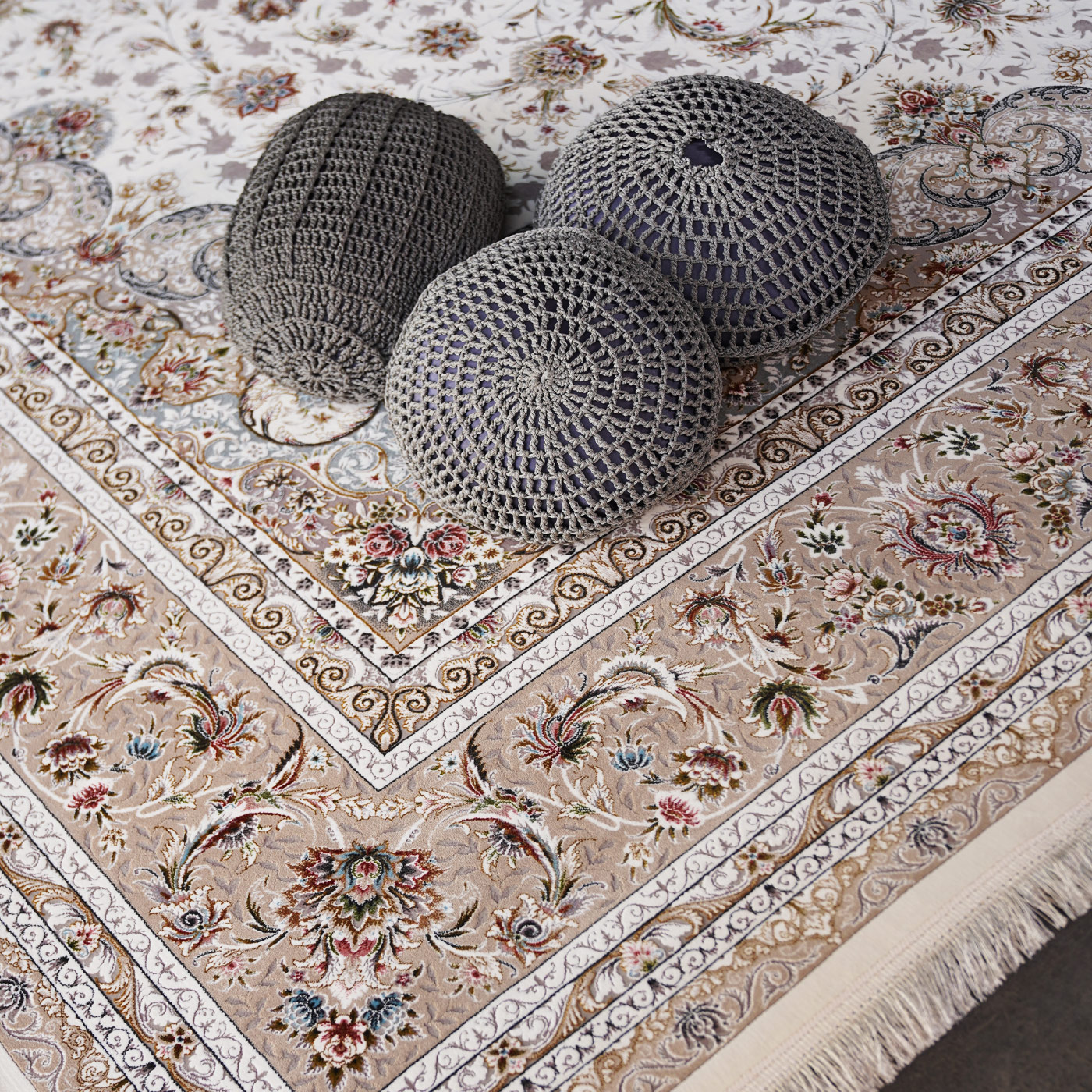 فرش ماشینی 1500 شانه تراکم 4500 برجسته طرح فروغ کرم حاشیه بژ