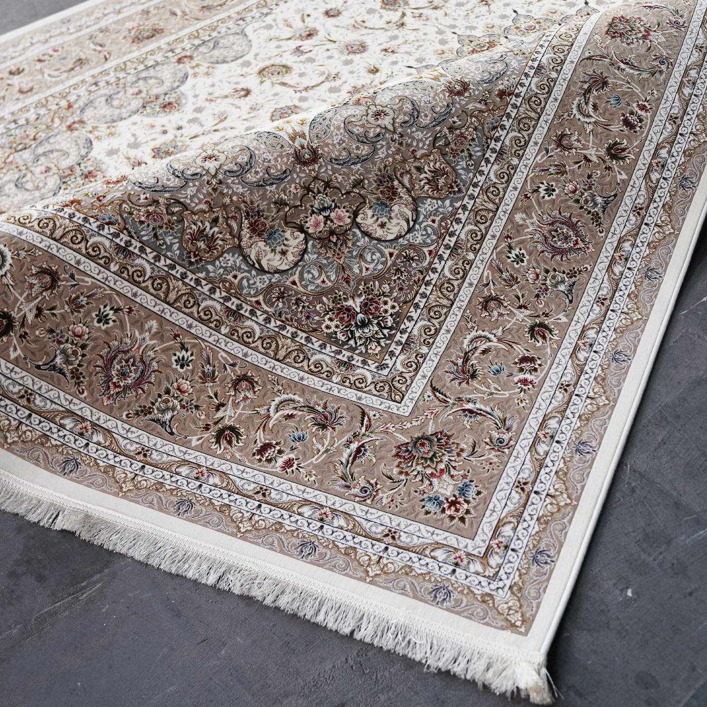 فرش ماشینی 1500 شانه تراکم 4500 برجسته طرح فروغ کرم حاشیه بژ