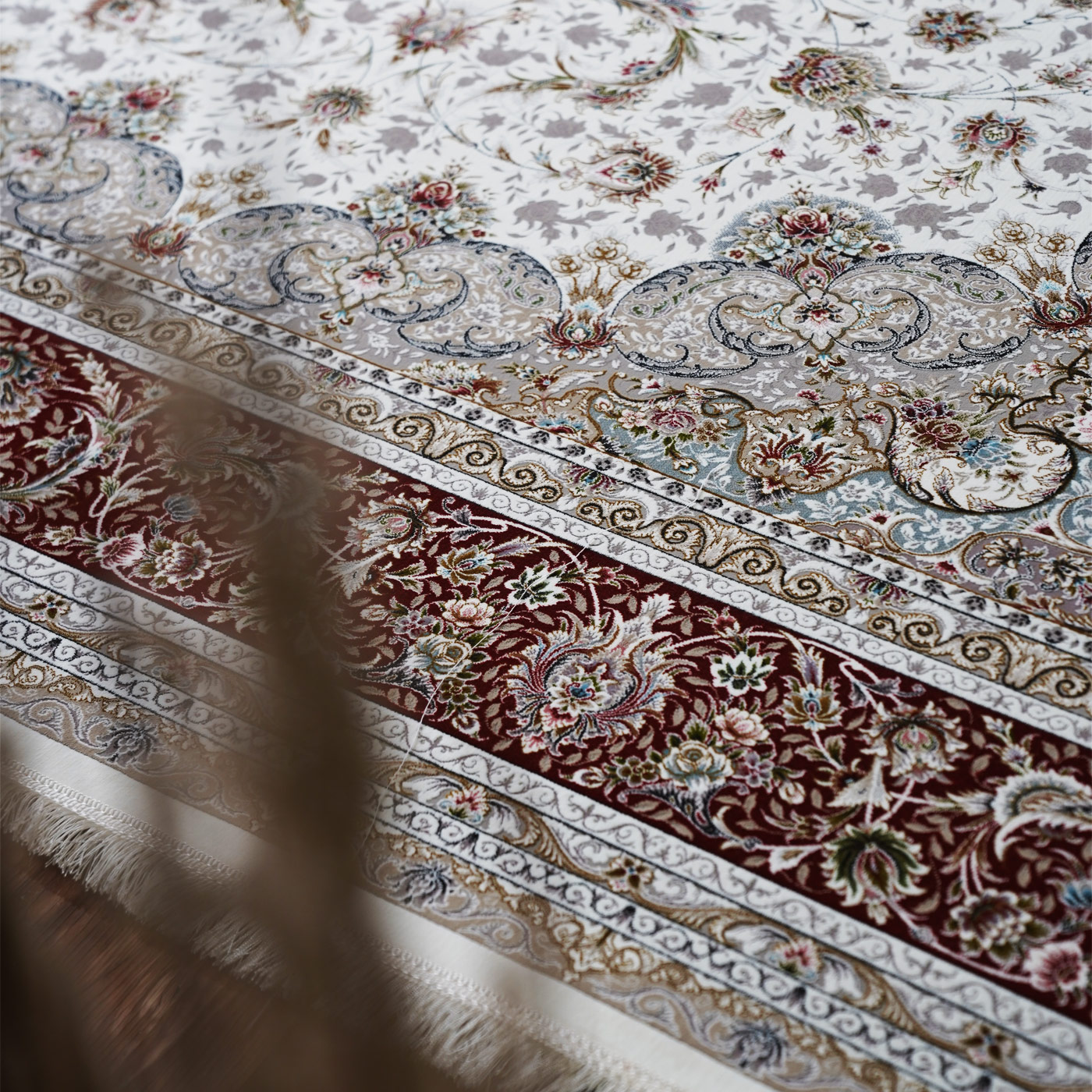 فرش ماشینی 1500 شانه تراکم 4500 برجسته طرح فروغ کرم حاشیه گلبهی