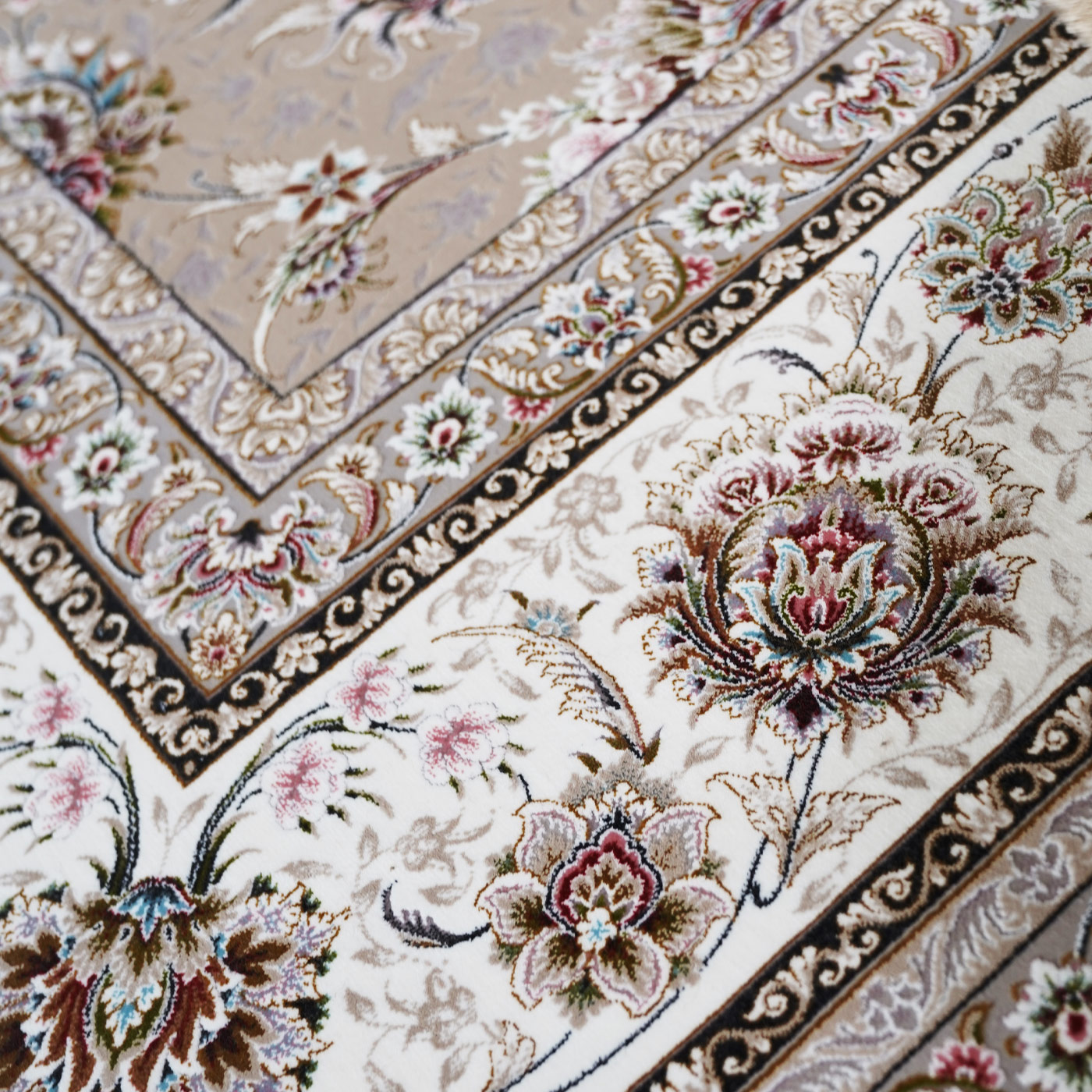 فرش ماشینی 1500 شانه تراکم 4500 برجسته طرح سیران بژ