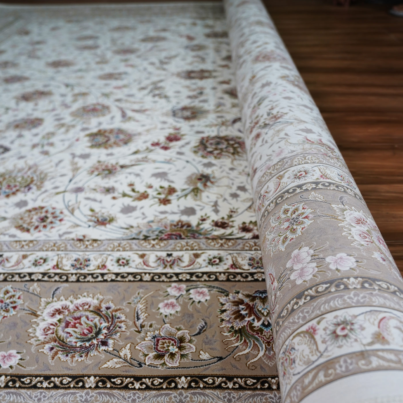 فرش ماشینی 1500 شانه تراکم 4500 برجسته طرح سیران کرم حاشیه بژ