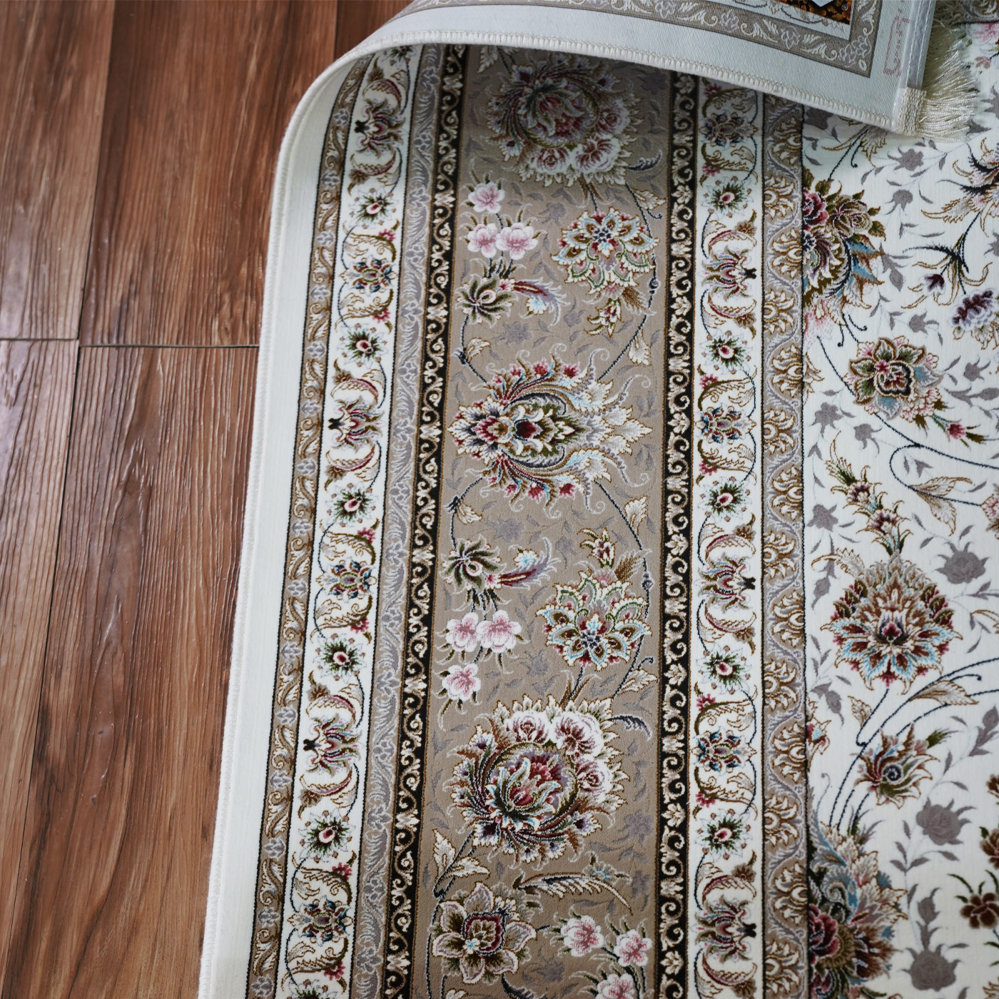 فرش ماشینی 1500 شانه تراکم 4500 برجسته طرح سیران کرم حاشیه بژ