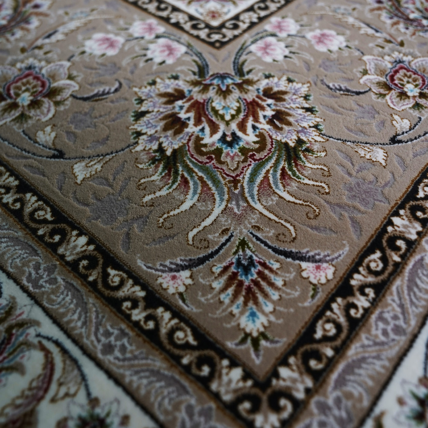 فرش ماشینی 1500 شانه تراکم 4500 برجسته طرح سیران کرم حاشیه بژ