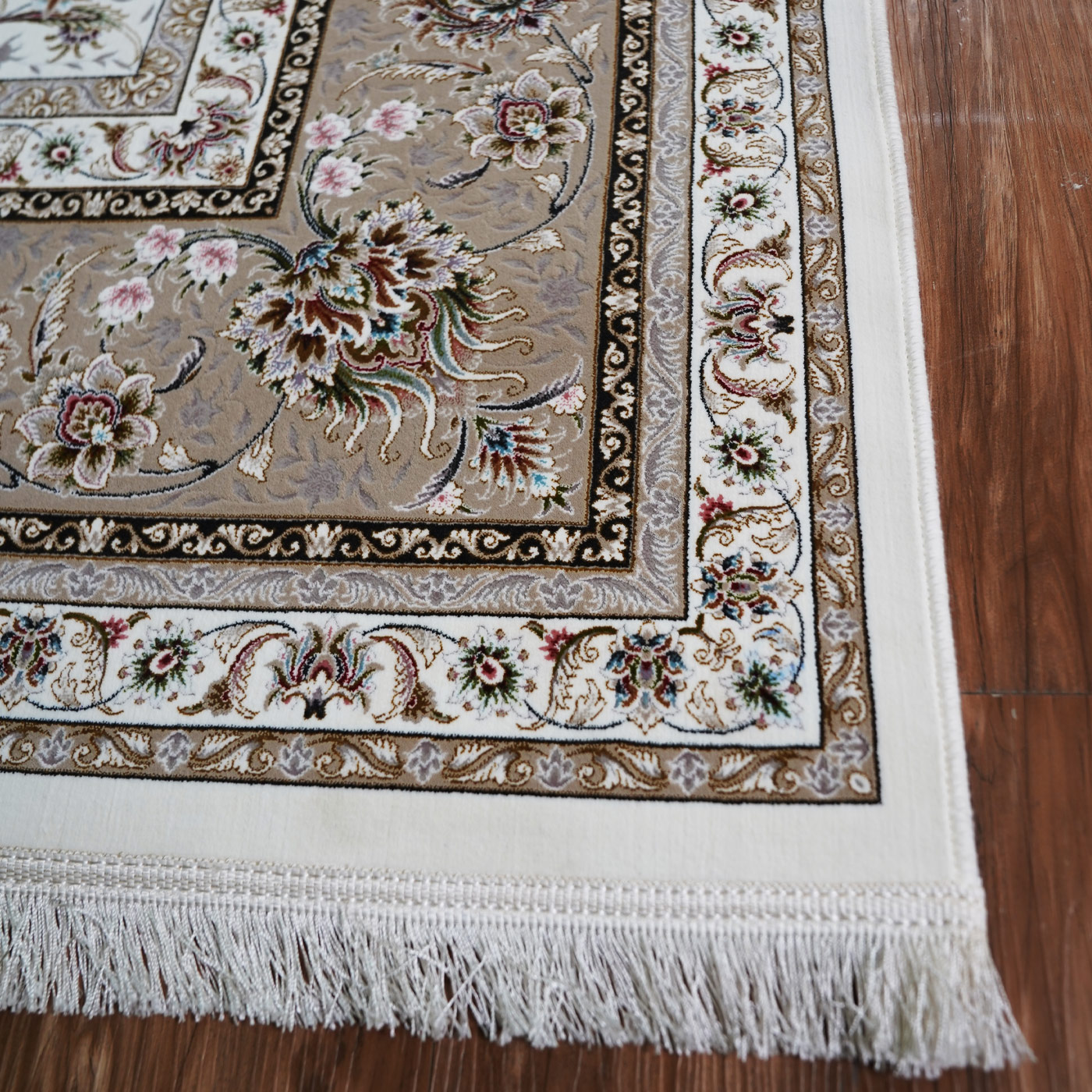 فرش ماشینی 1500 شانه تراکم 4500 برجسته طرح سیران کرم حاشیه بژ