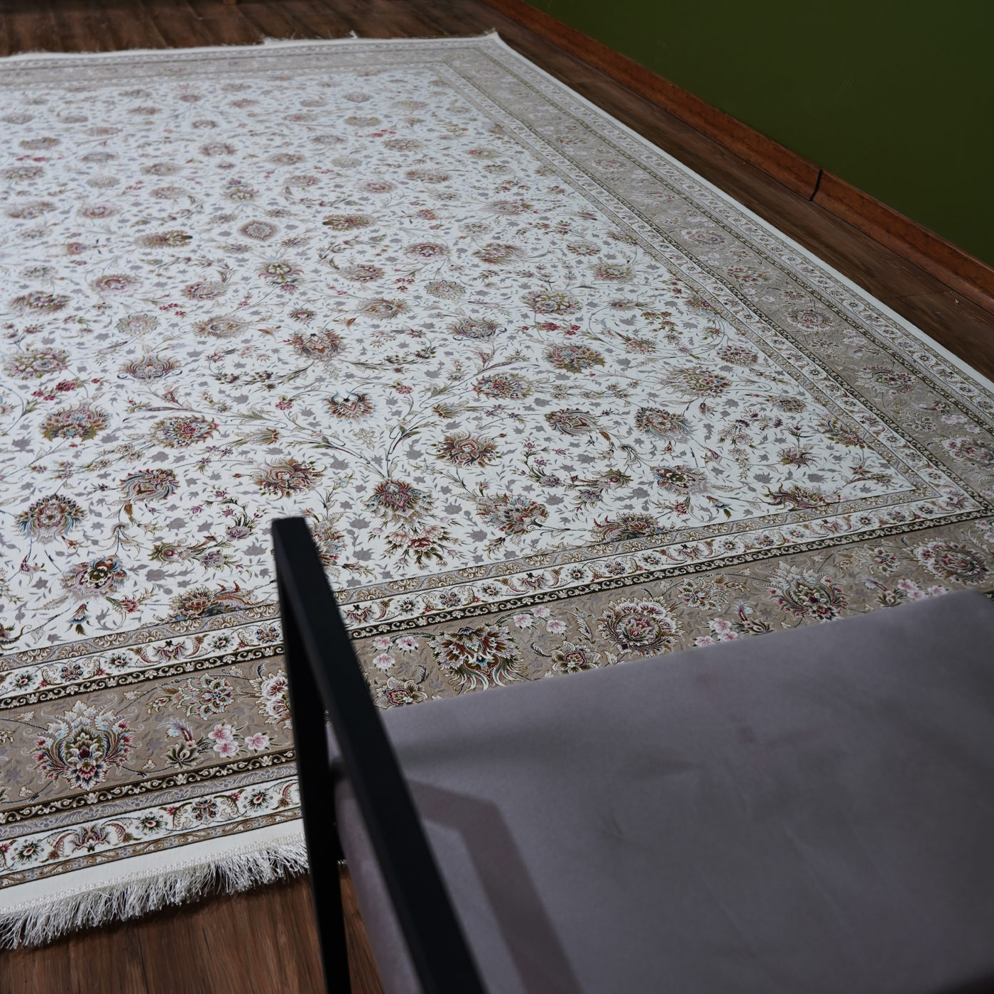 فرش ماشینی 1500 شانه تراکم 4500 برجسته طرح سیران کرم حاشیه بژ