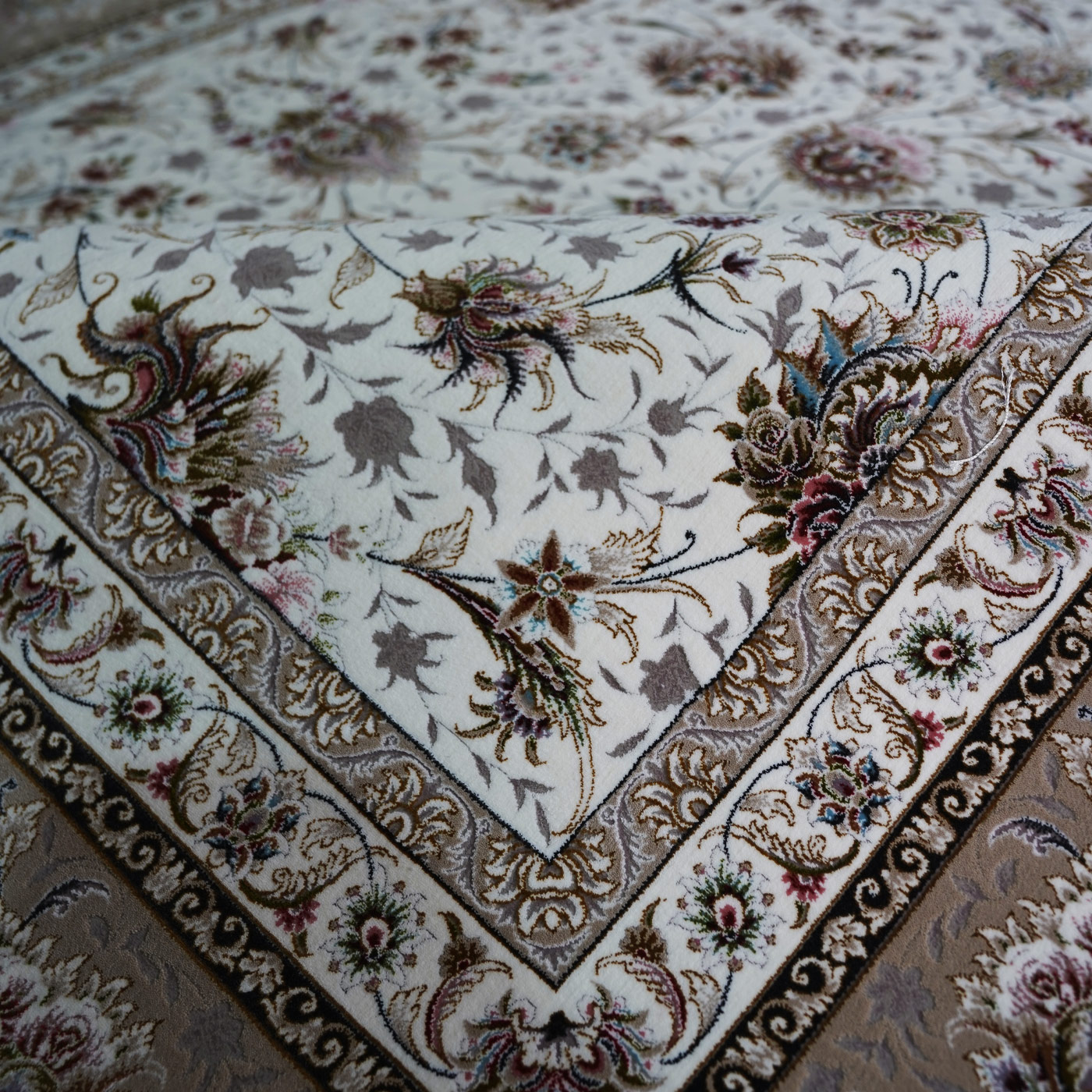 فرش ماشینی 1500 شانه تراکم 4500 برجسته طرح سیران کرم حاشیه بژ