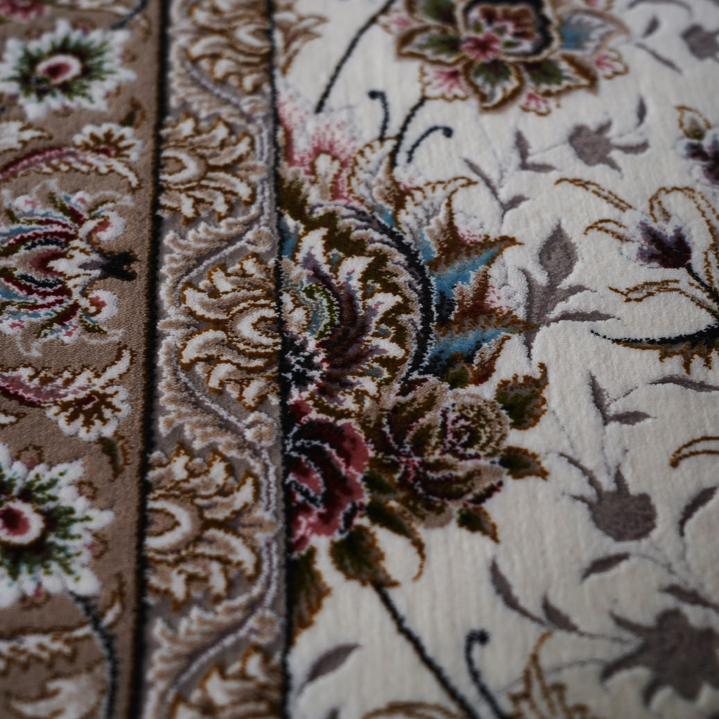 فرش ماشینی 1500 شانه تراکم 4500 برجسته طرح سیران کرم حاشیه گلبهی