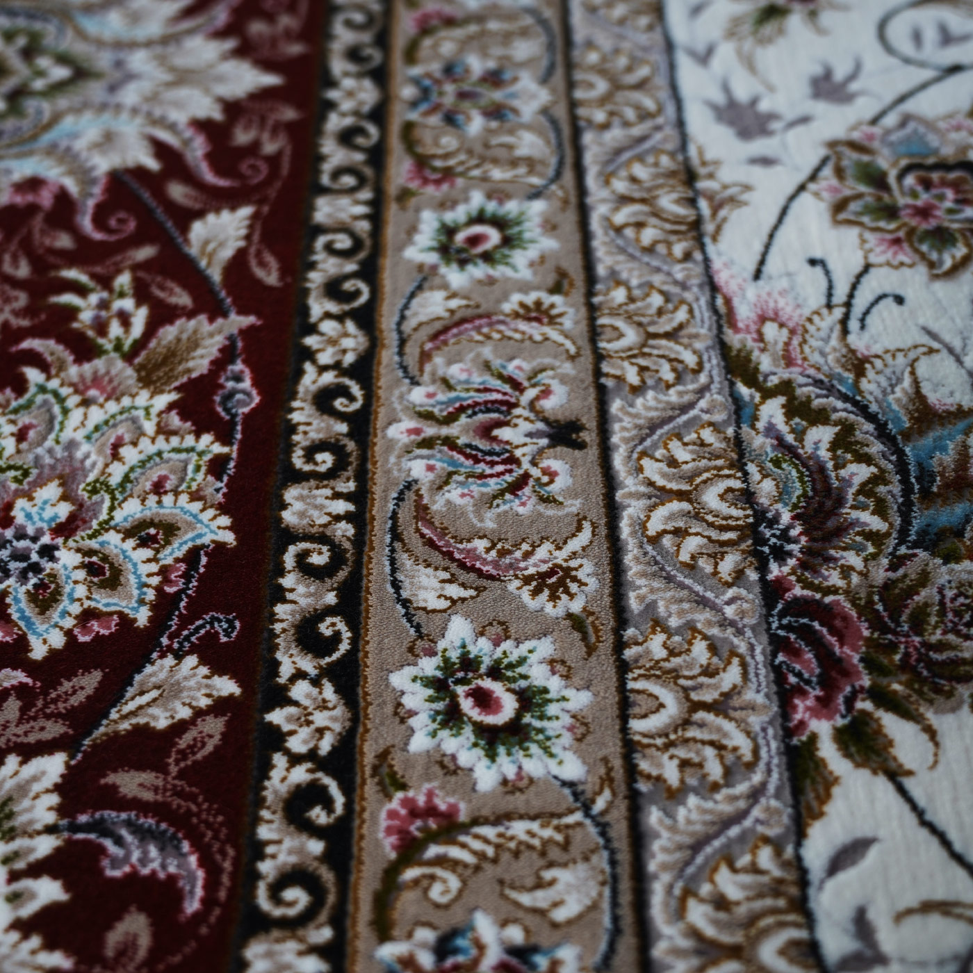 فرش ماشینی 1500 شانه تراکم 4500 برجسته طرح سیران کرم حاشیه گلبهی