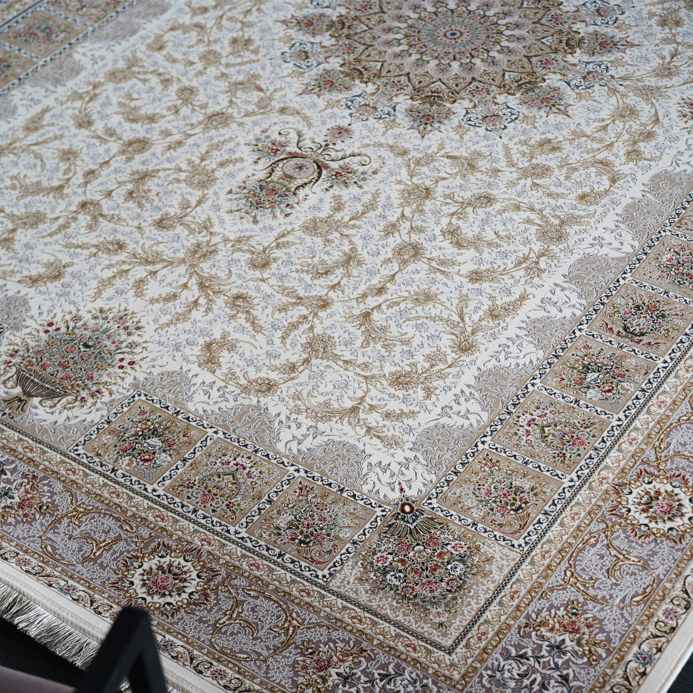 فرش ماشینی 1500 شانه تراکم 4500 برجسته طرح سیران یاسی