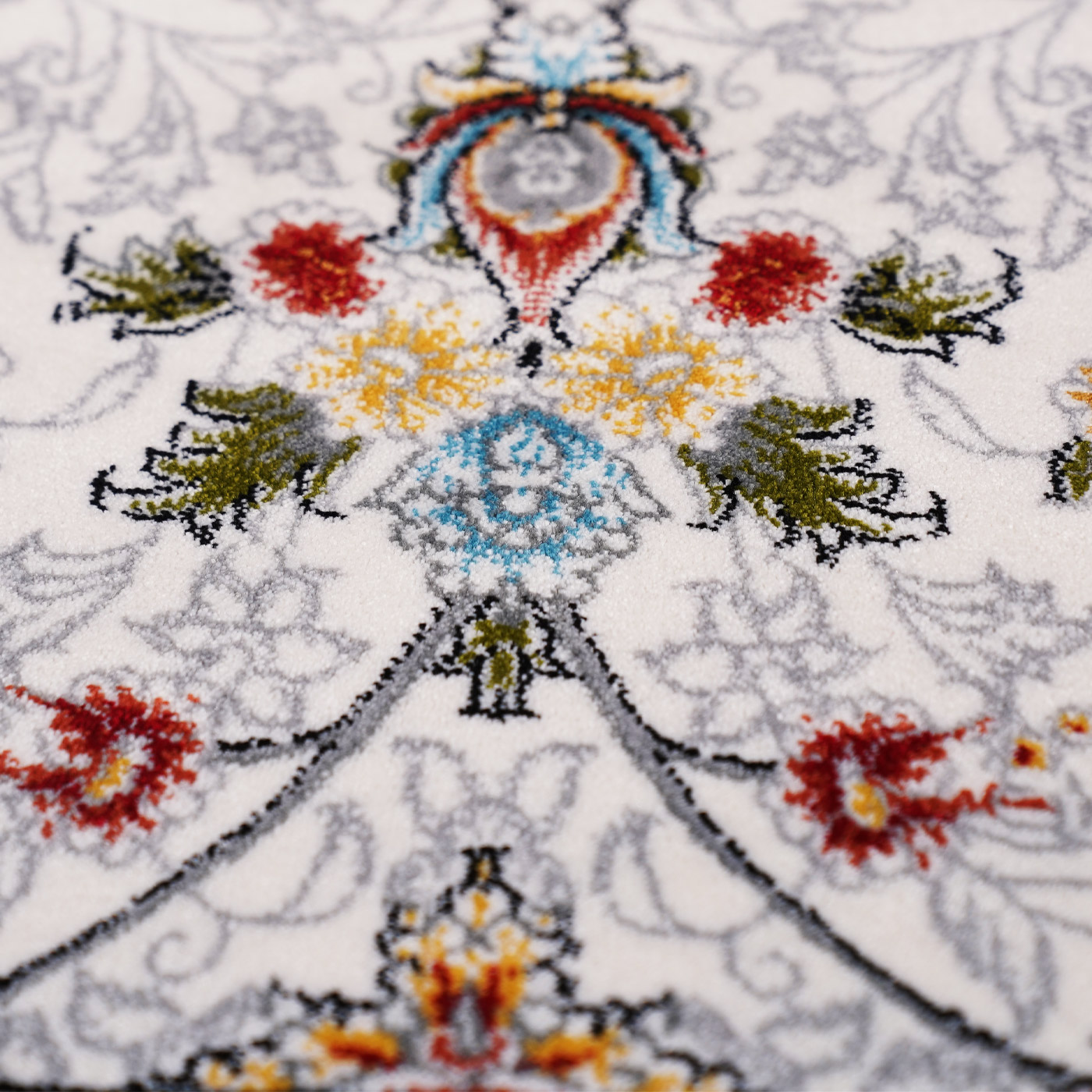 فرش ماشینی 700 شانه تراکم 2550 طرح آتیلا کرم