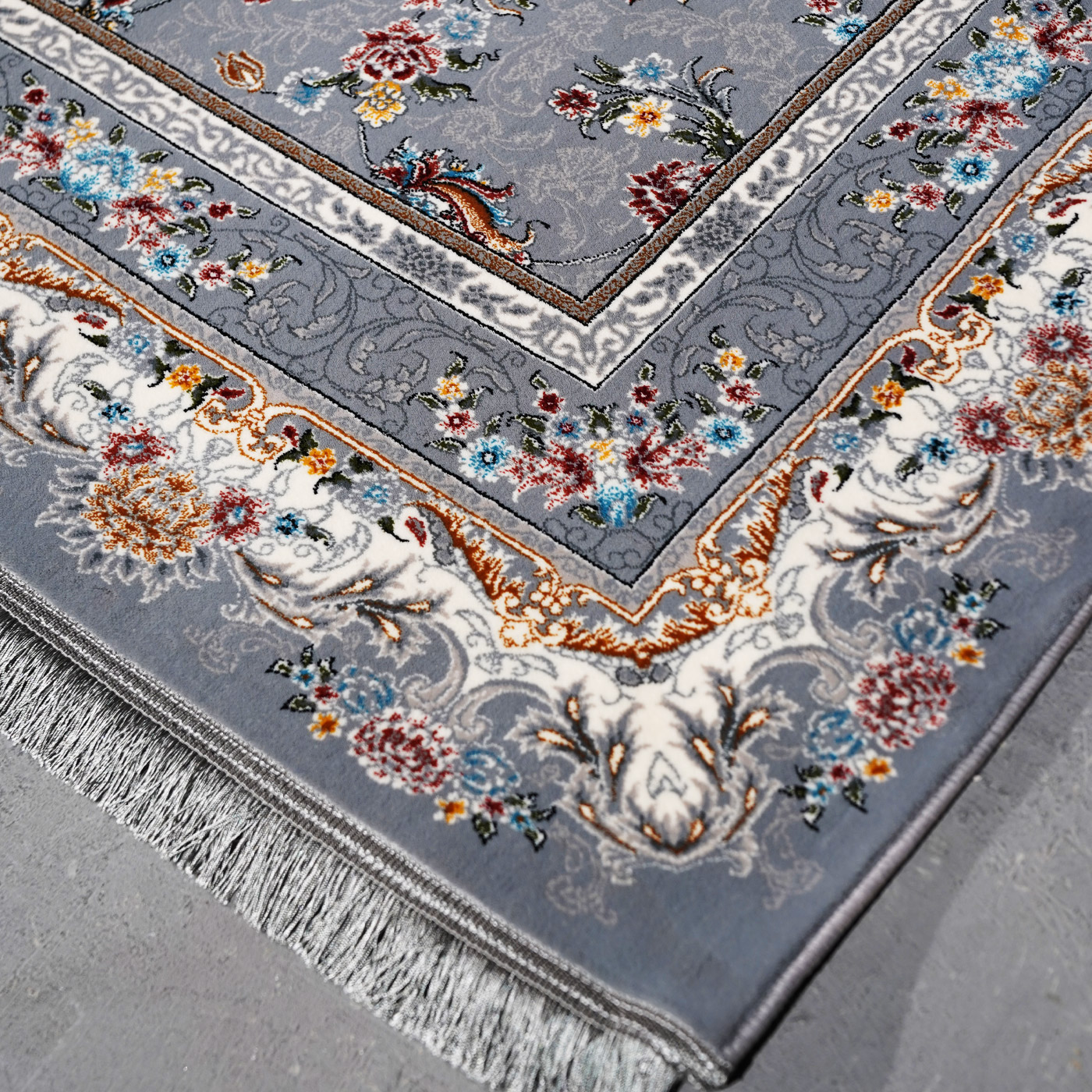 فرش ماشینی 700 شانه تراکم 2550 طرح آتیلا نقره ای