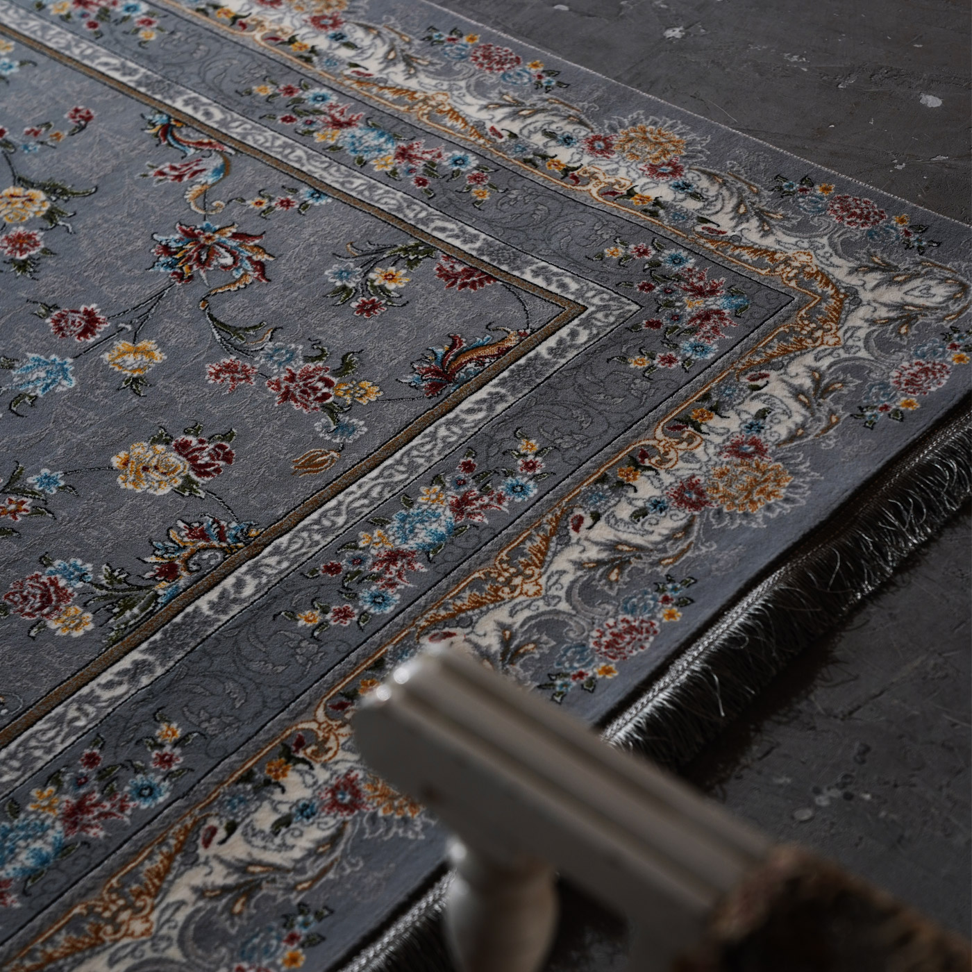 فرش ماشینی 700 شانه تراکم 2550 طرح آتیلا نقره ای