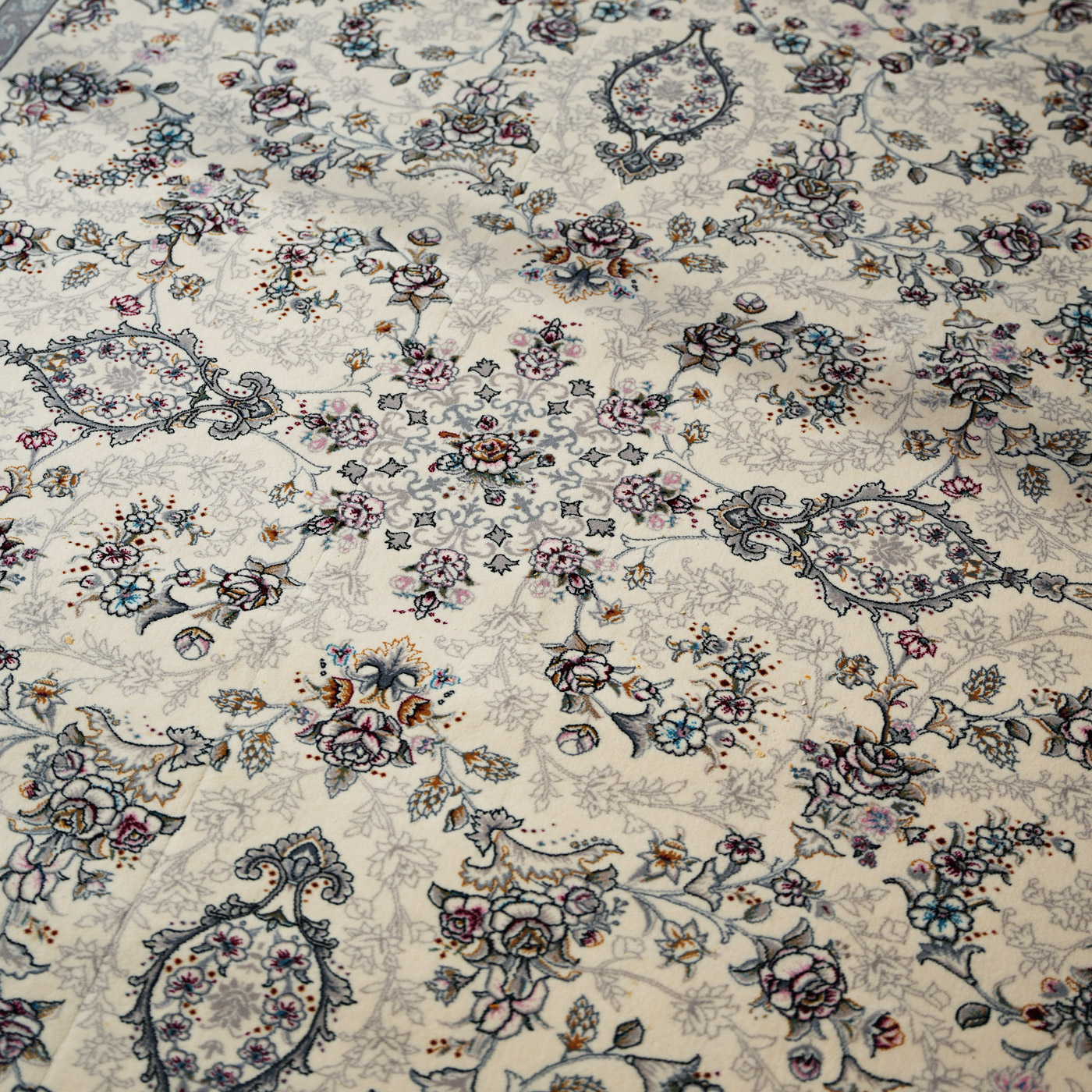 فرش ماشینی ۷۰۰ شانه تراکم ۲۵۵۰ طرح آیناز کرم