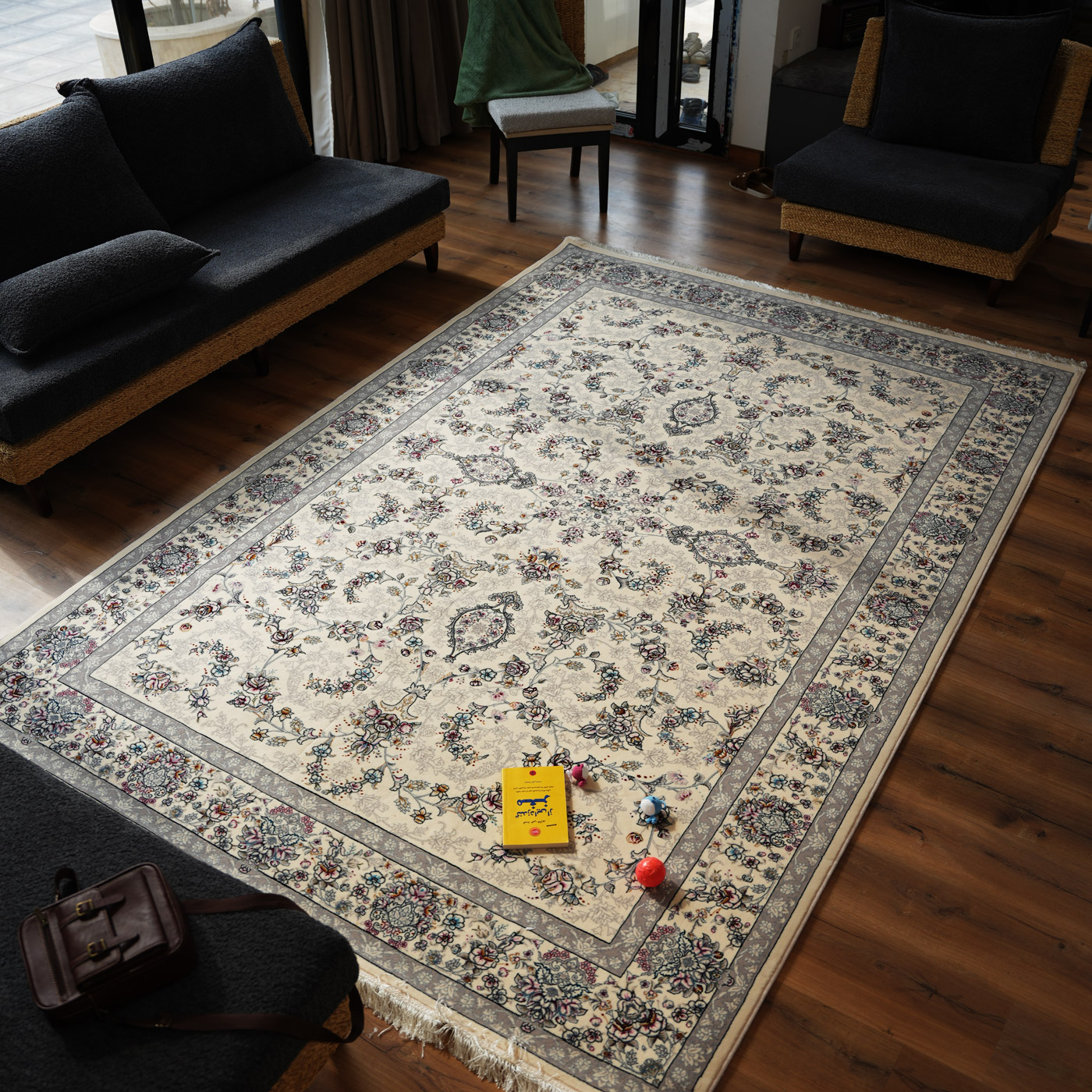 فرش ماشینی ۷۰۰ شانه تراکم ۲۵۵۰ طرح آیناز کرم