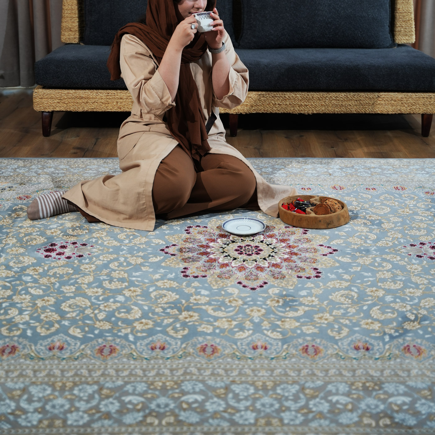 فرش ماشینی 700 شانه تراکم 2550 طرح آیناز سرمه ای