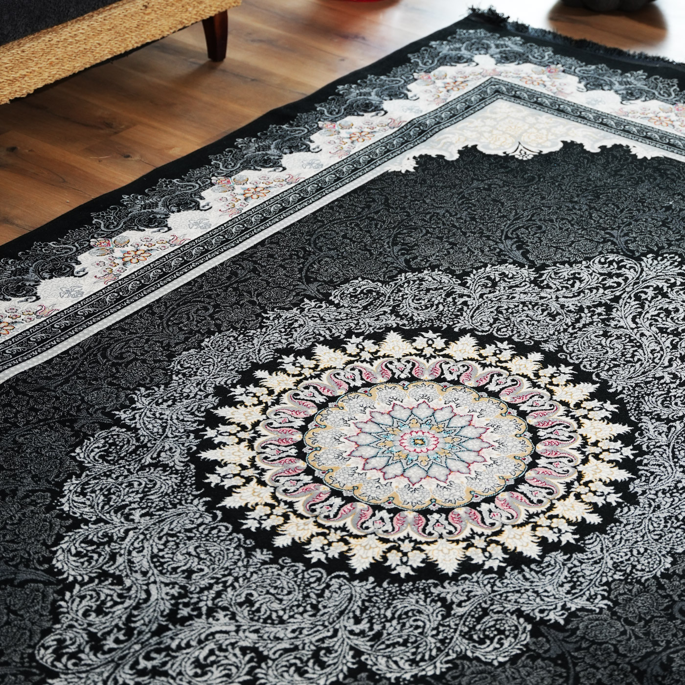 فرش ماشینی 700 شانه تراکم 2550 طرح دلاریس سرمه ای