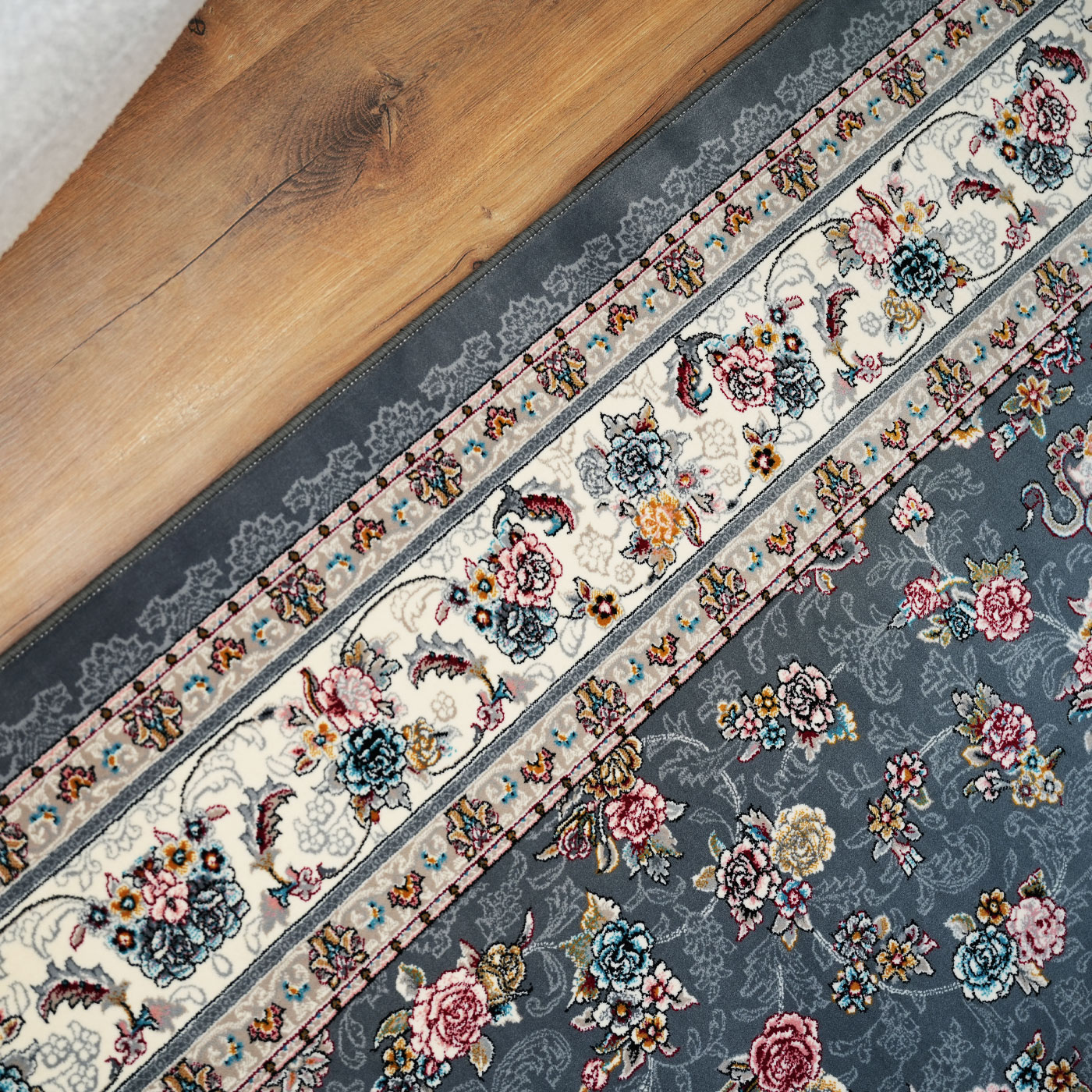 فرش ماشینی ۷۰۰ شانه تراکم ۲۵۵۰ طرح گیلدا دودی