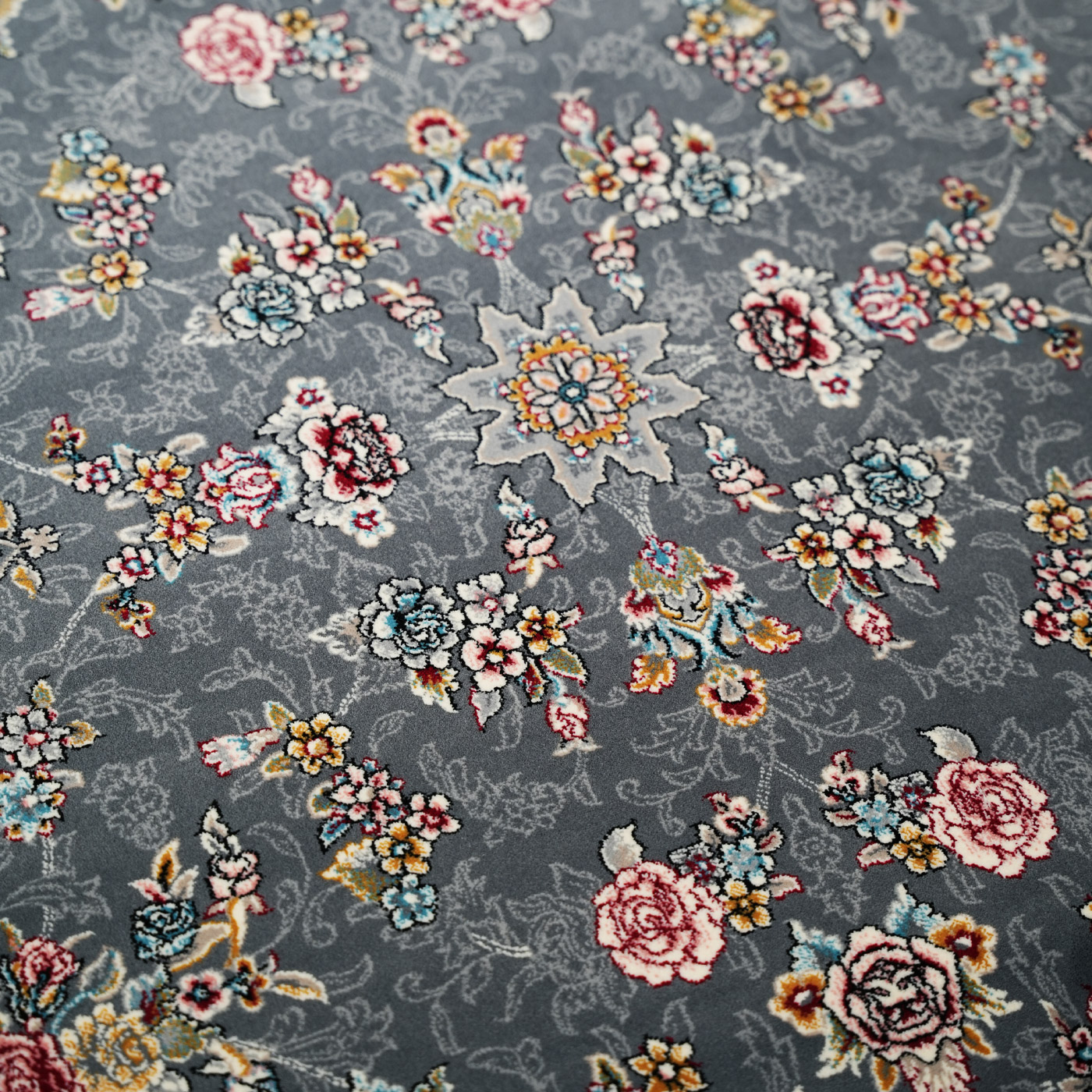 فرش ماشینی ۷۰۰ شانه تراکم ۲۵۵۰ طرح گیلدا دودی