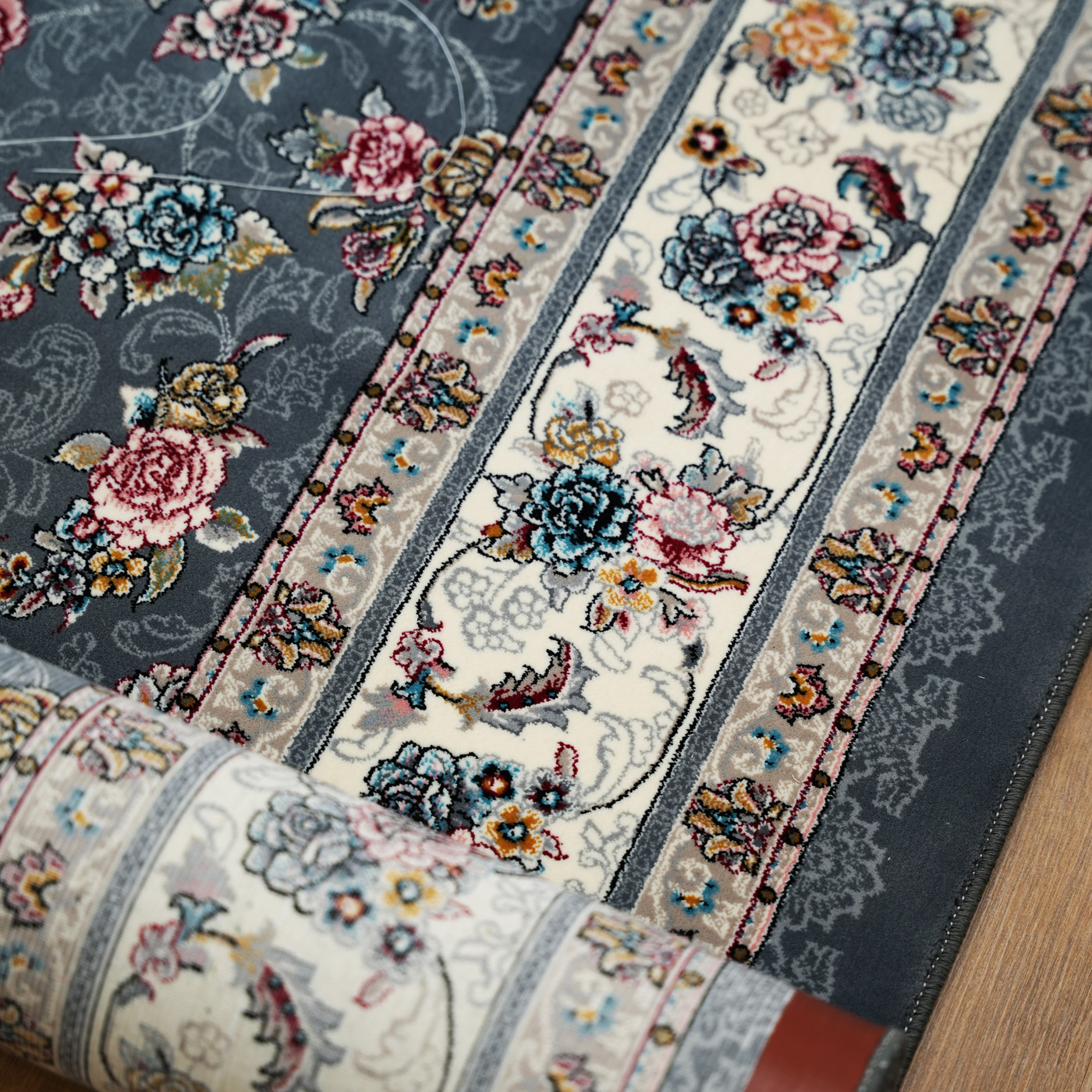 فرش ماشینی ۷۰۰ شانه تراکم ۲۵۵۰ طرح گیلدا دودی