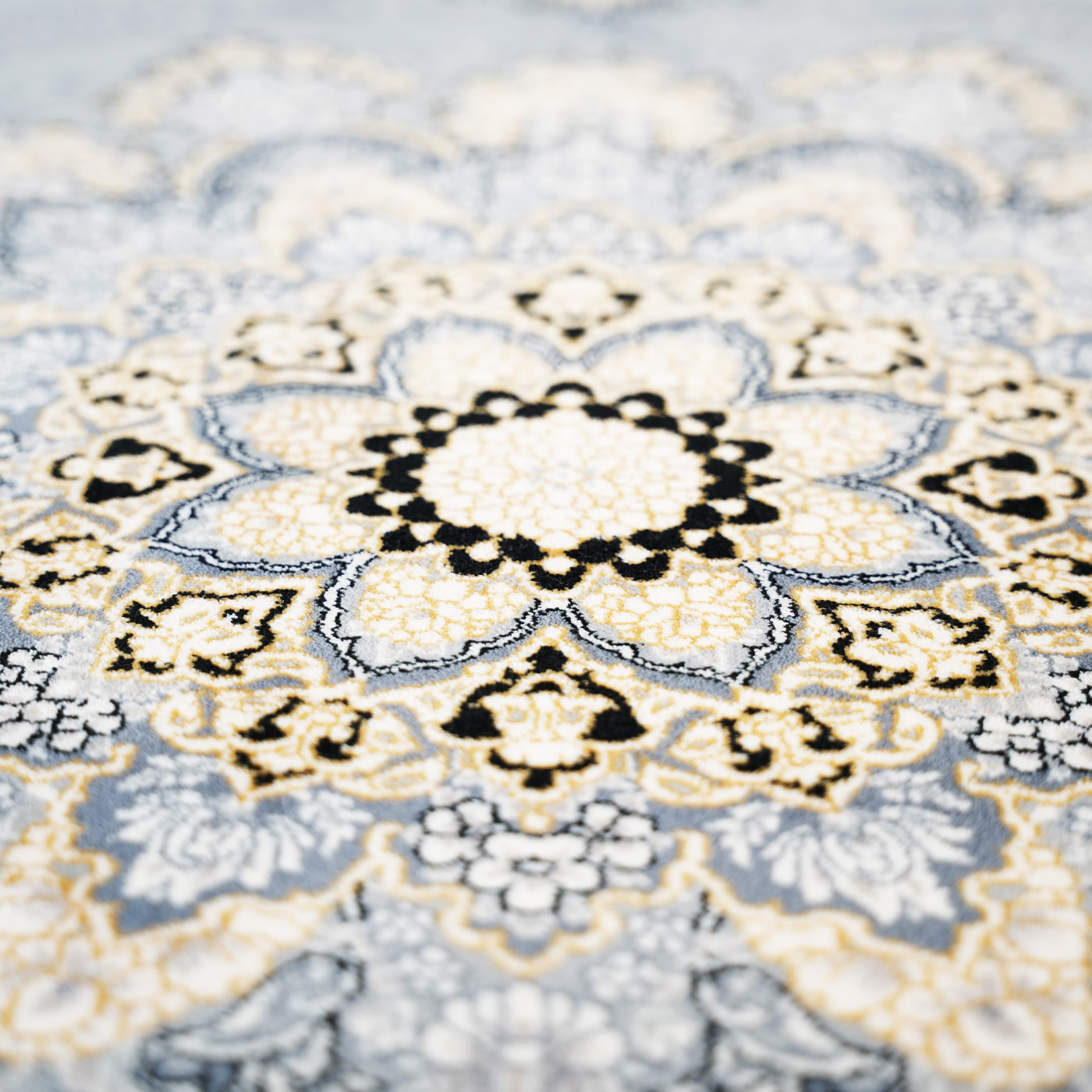 فرش ماشینی 700 شانه تراکم 2550 طرح گلرخ نقره ای