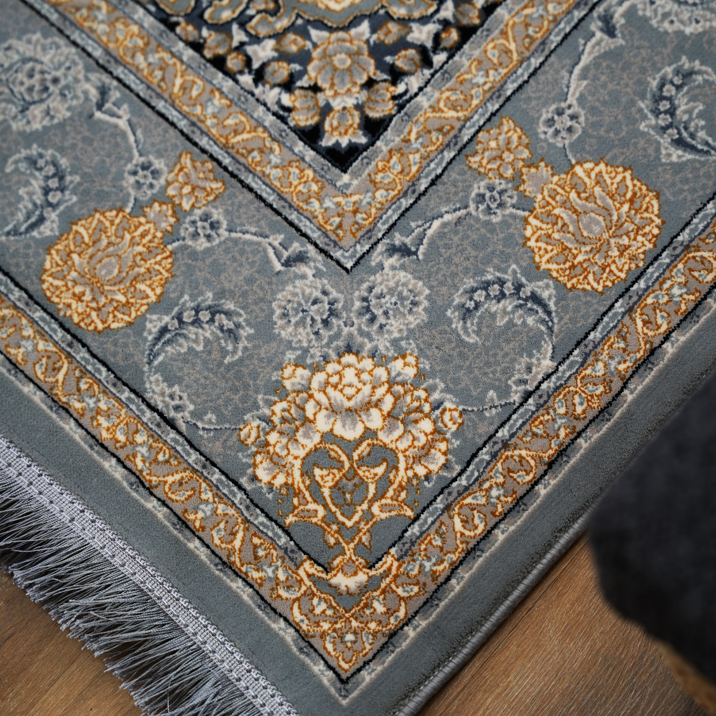 فرش ماشینی 700 شانه تراکم 2550 طرح گلرخ نقره ای