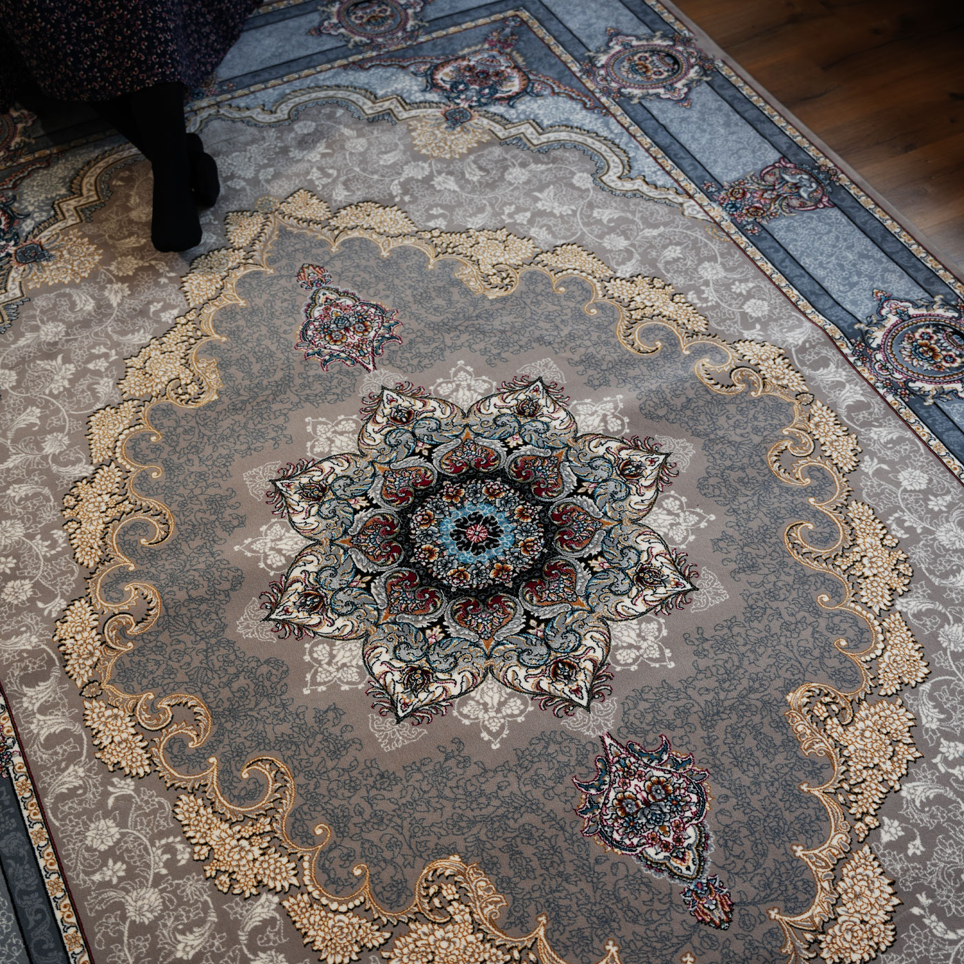 فرش ماشینی 700 شانه تراکم 2550 طرح کرشمه کرم