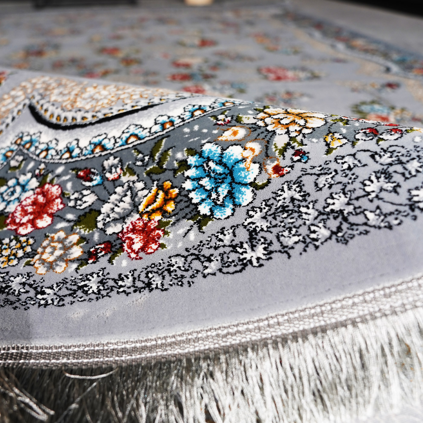 فرش ماشینی 700 شانه تراکم 2550 طرح لاویا نقره ای